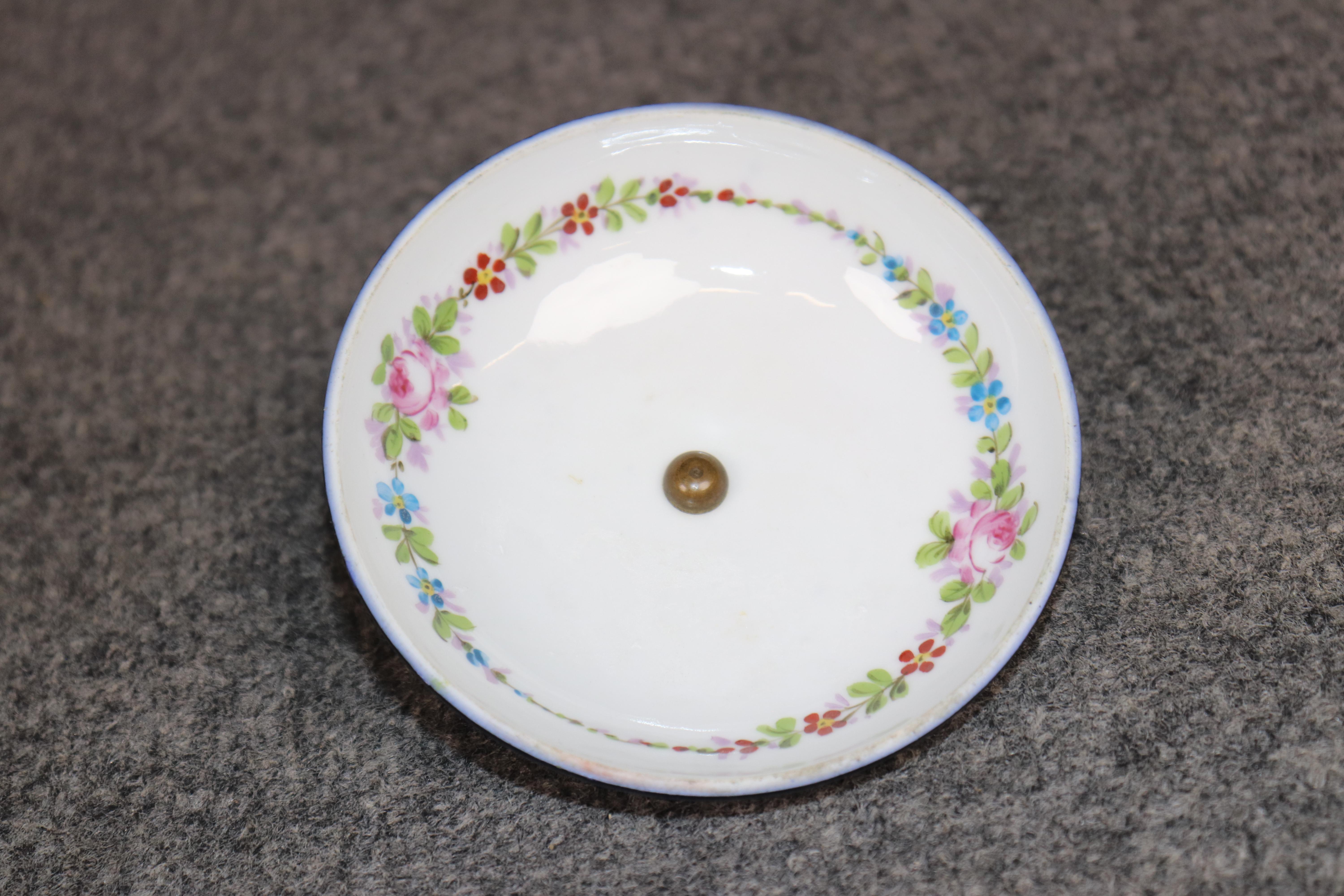 Petite urne ancienne en porcelaine Sèvres bleu cobalt à couvercle monté sur bronze en vente 4