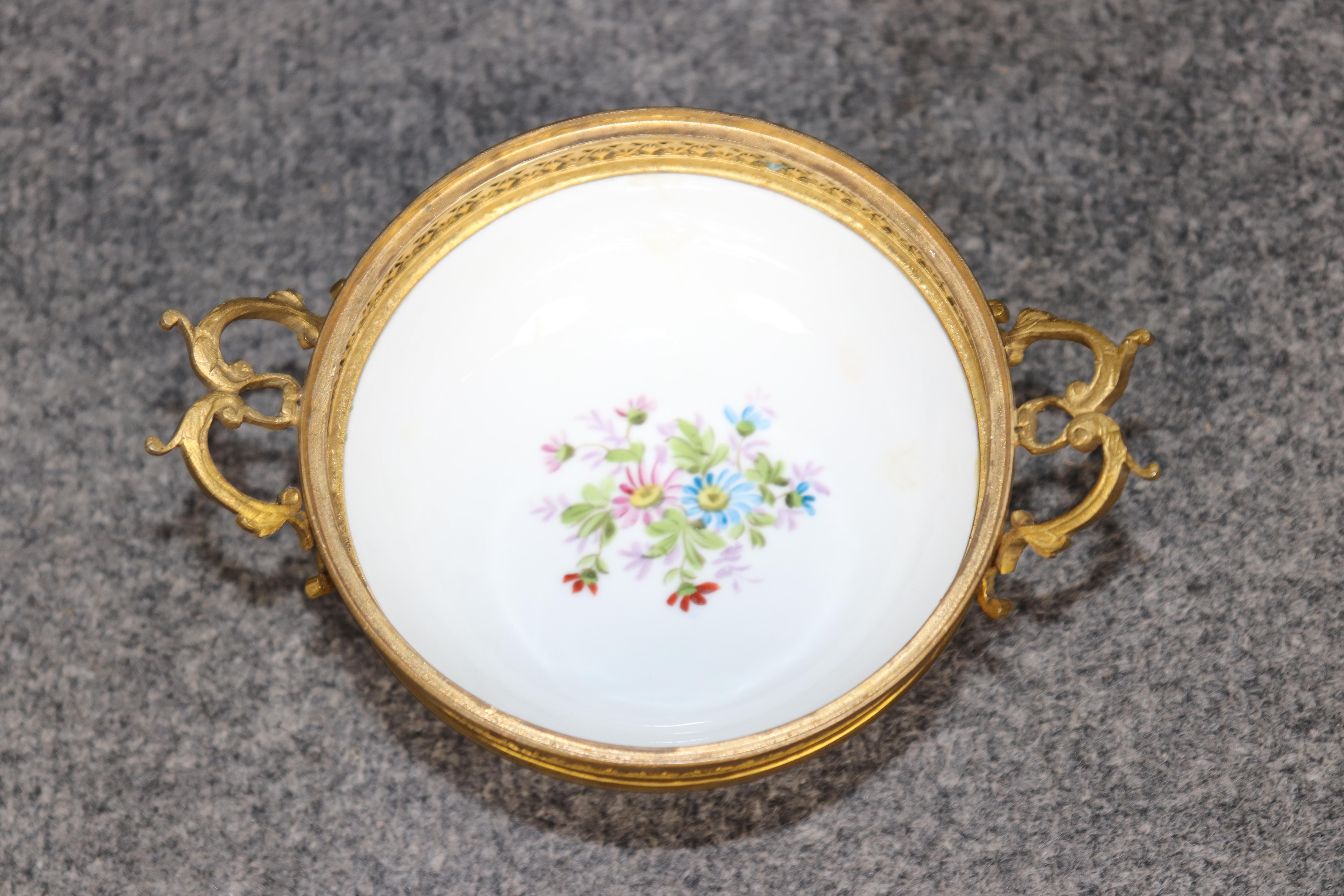 Petite urne ancienne en porcelaine Sèvres bleu cobalt à couvercle monté sur bronze en vente 5