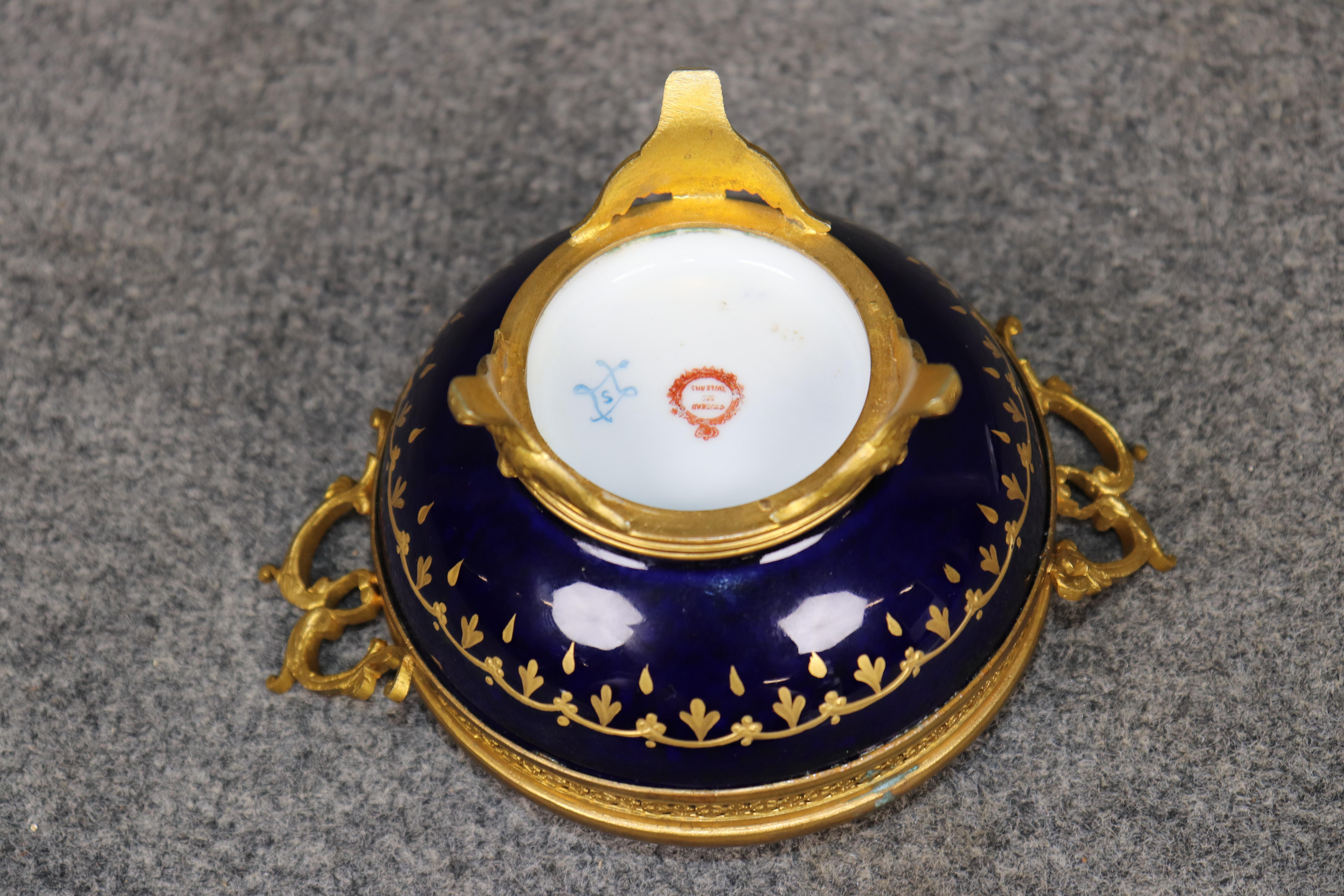 Petite urne ancienne en porcelaine Sèvres bleu cobalt à couvercle monté sur bronze en vente 6