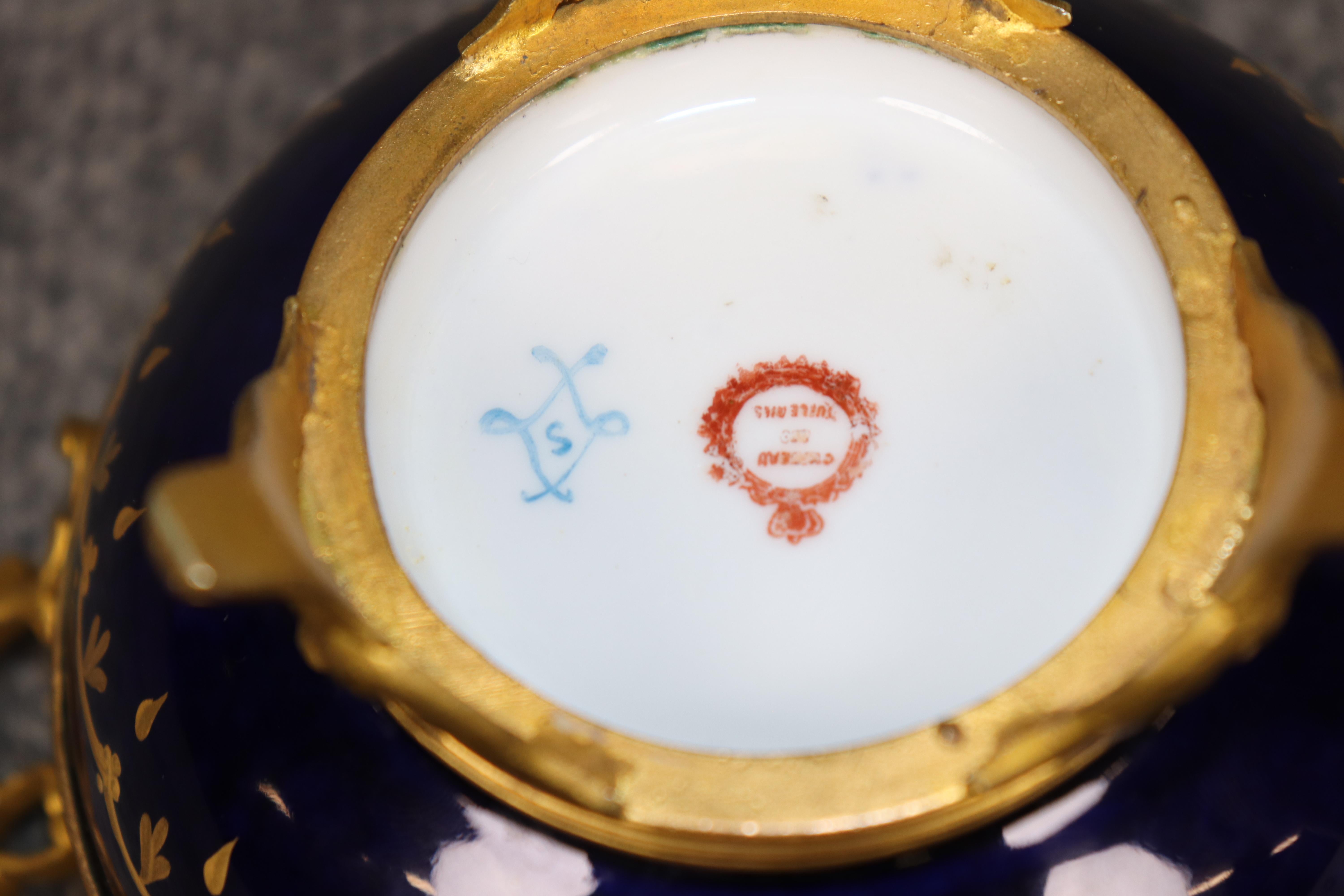 Petite urne ancienne en porcelaine Sèvres bleu cobalt à couvercle monté sur bronze en vente 7