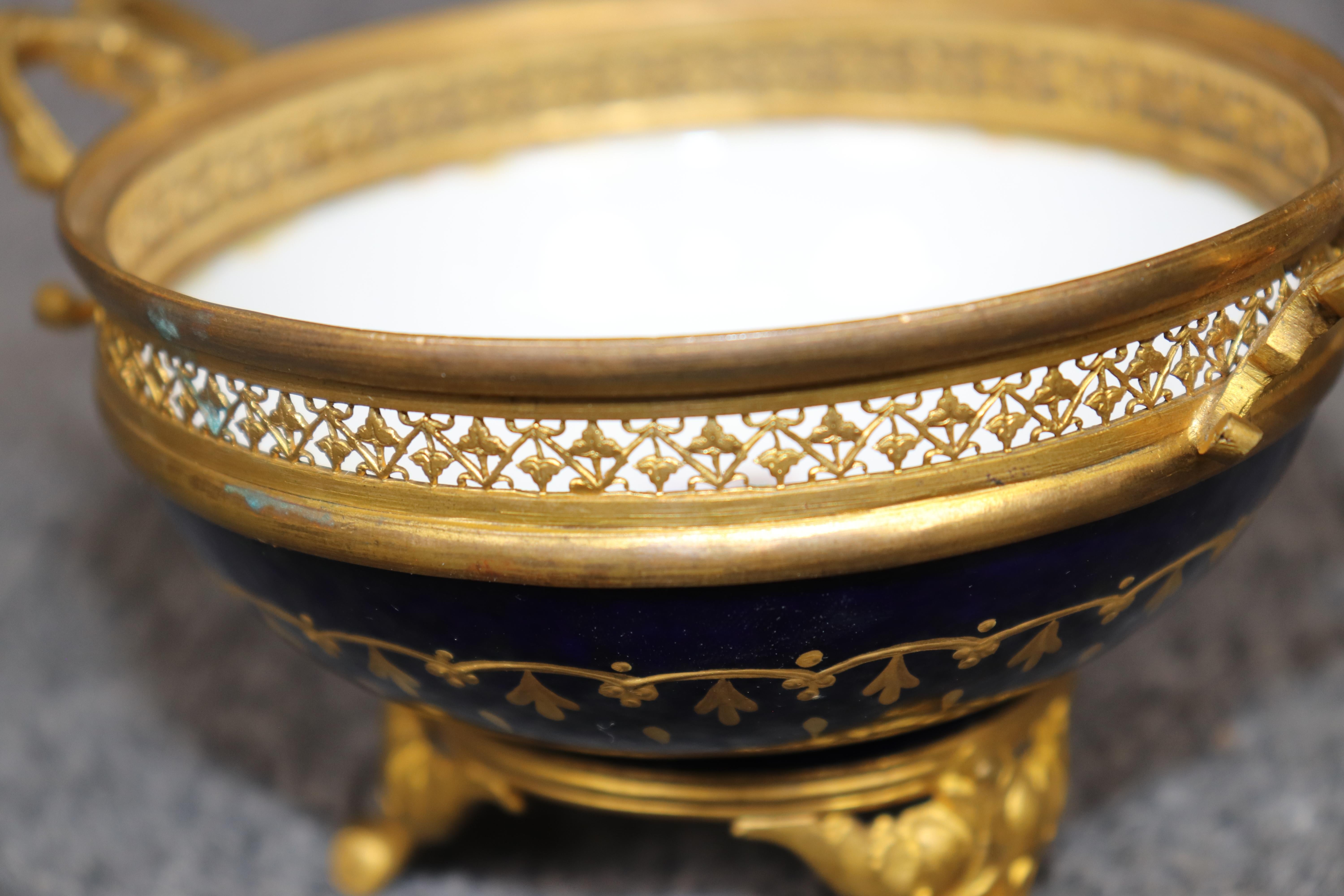 Petite urne ancienne en porcelaine Sèvres bleu cobalt à couvercle monté sur bronze en vente 8