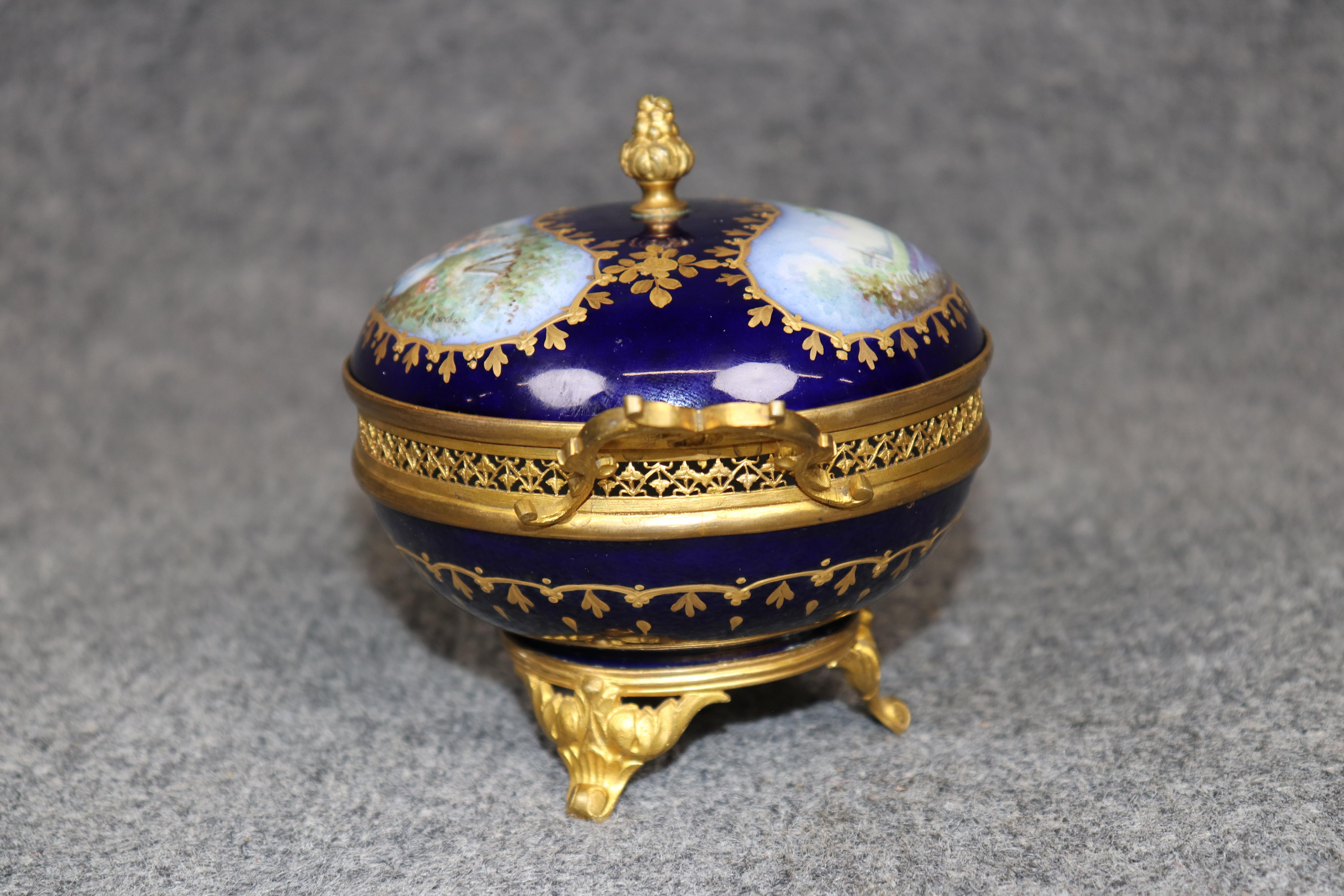 Louis XV Petite urne ancienne en porcelaine Sèvres bleu cobalt à couvercle monté sur bronze en vente