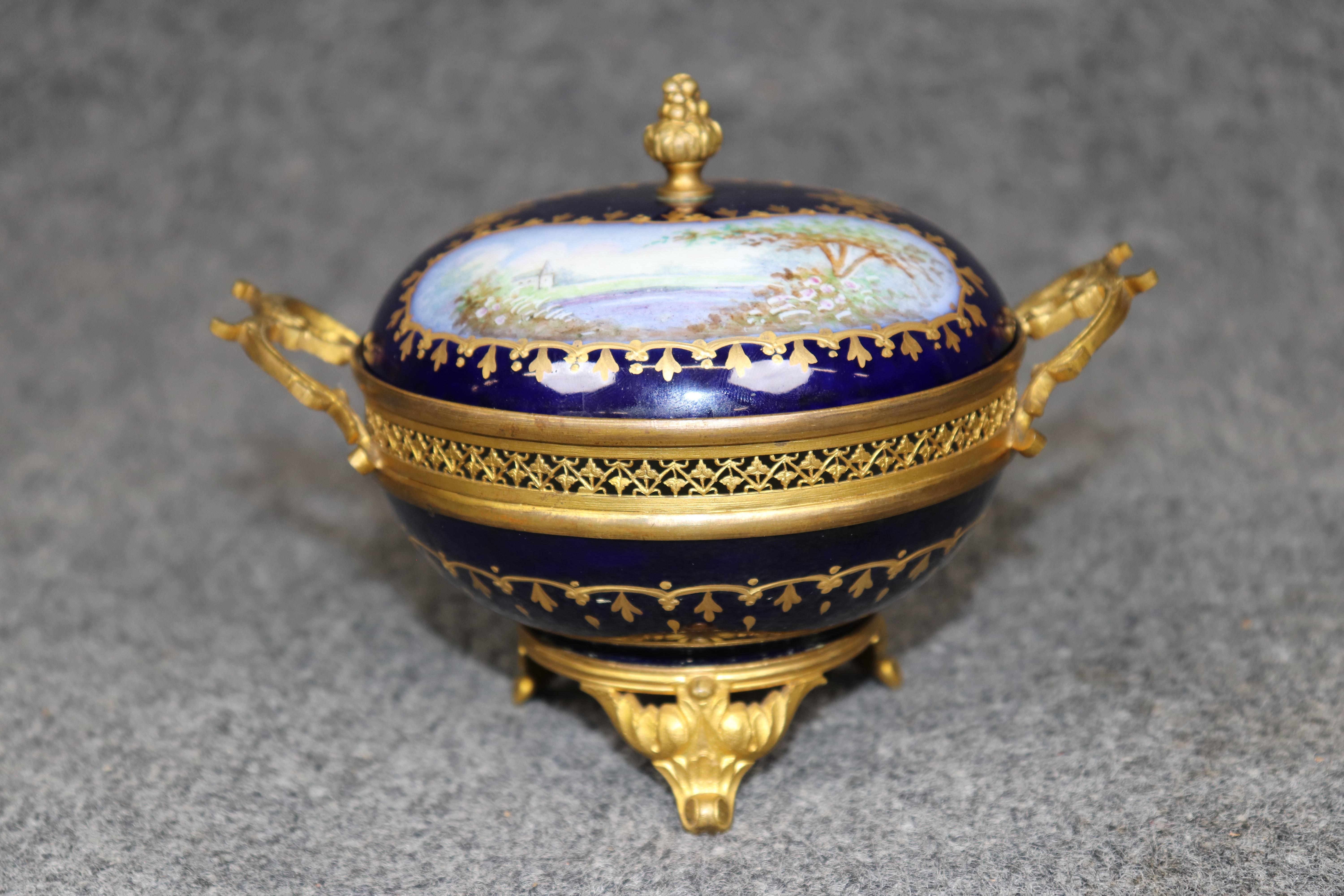 Français Petite urne ancienne en porcelaine Sèvres bleu cobalt à couvercle monté sur bronze en vente