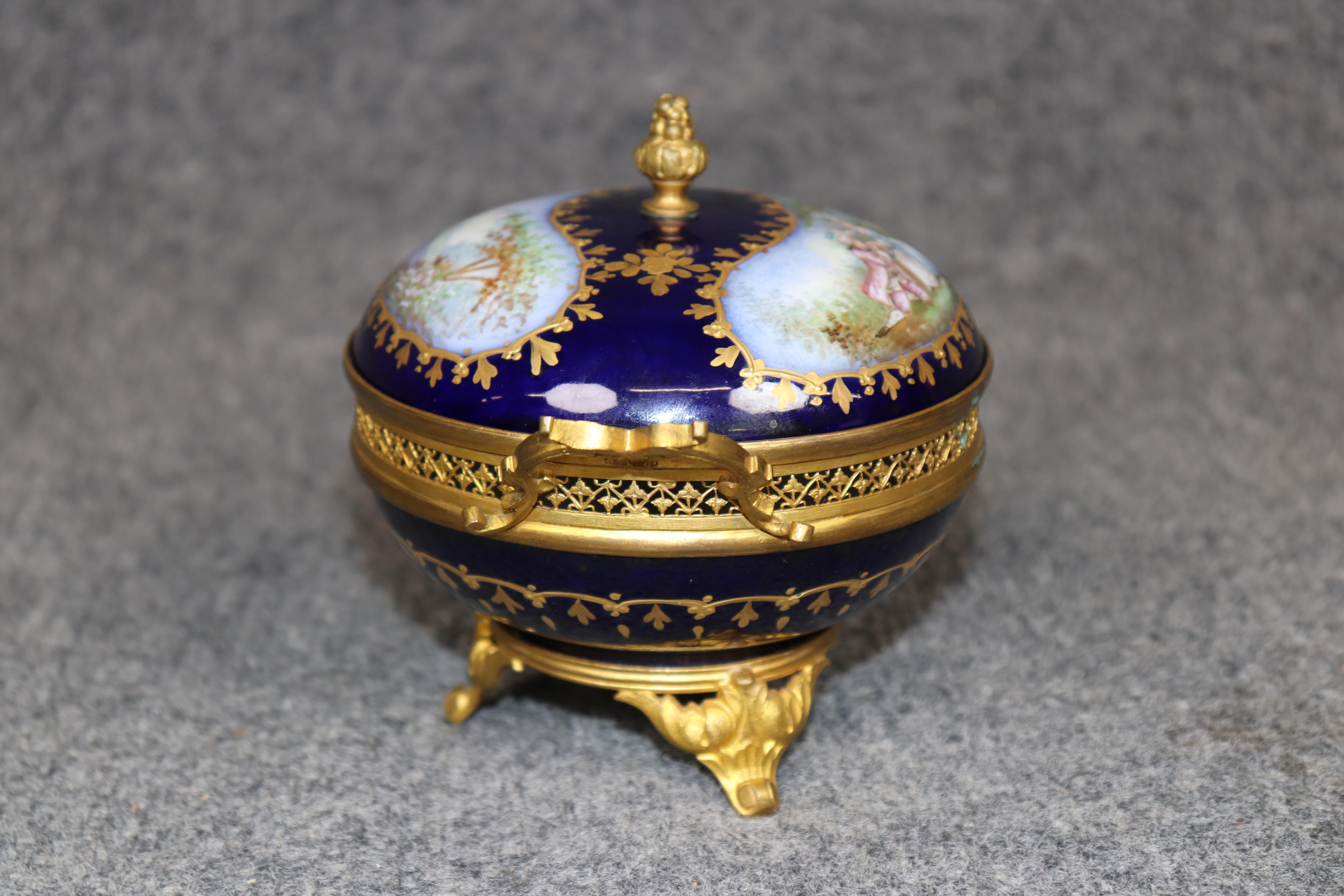 Moulage Petite urne ancienne en porcelaine Sèvres bleu cobalt à couvercle monté sur bronze en vente