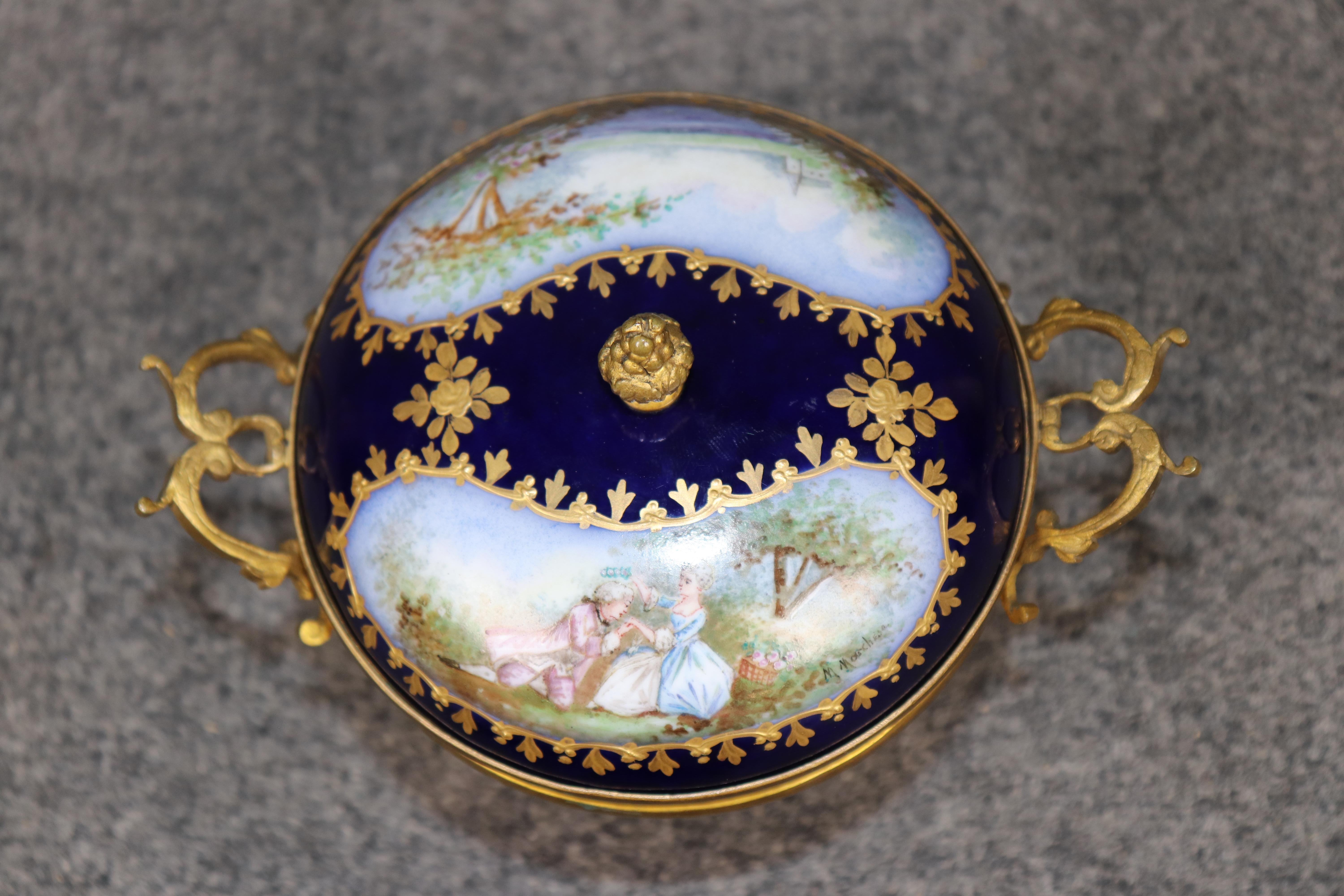 Petite urne ancienne en porcelaine Sèvres bleu cobalt à couvercle monté sur bronze Bon état - En vente à Swedesboro, NJ