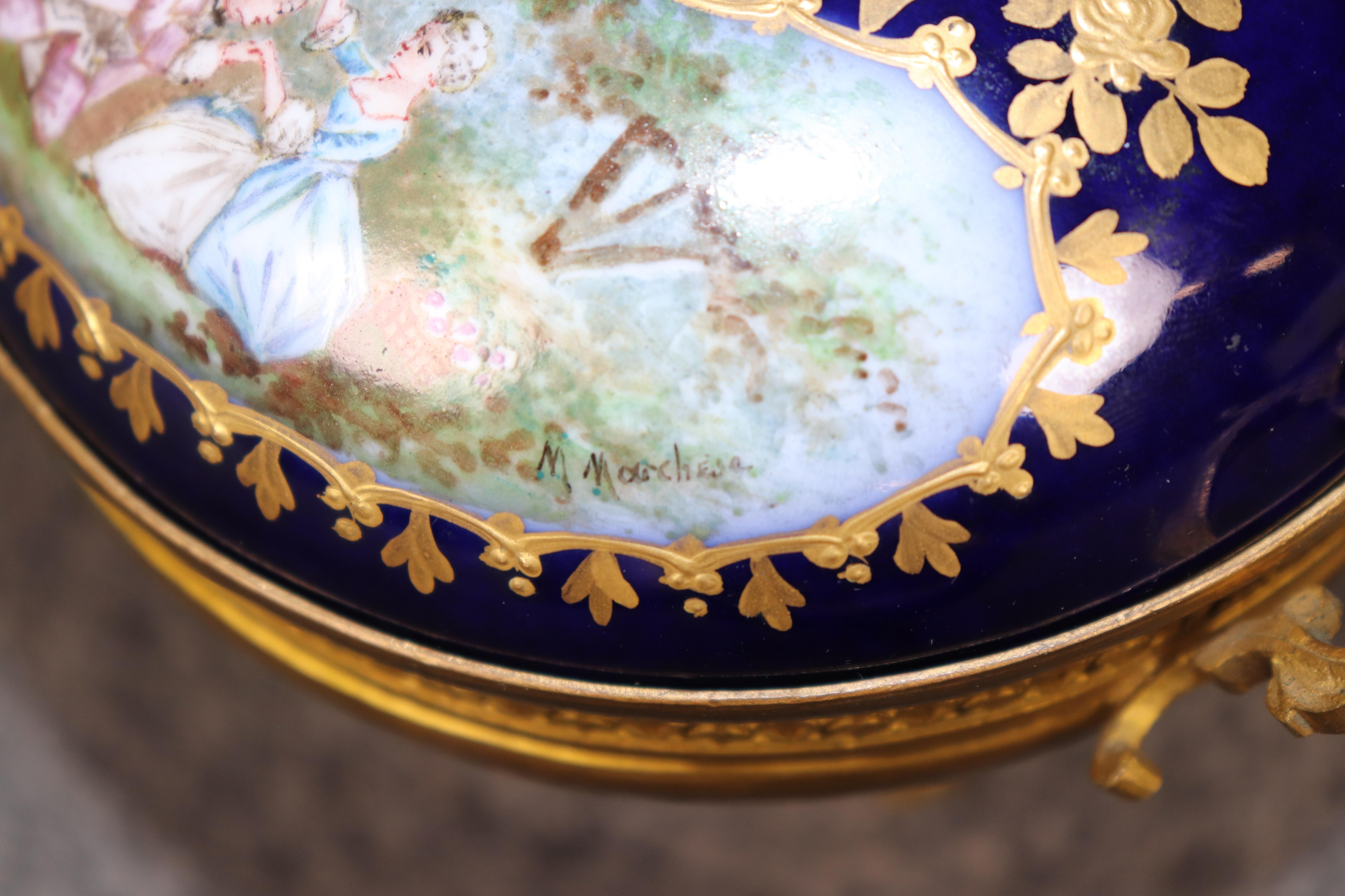 Bronze Petite urne ancienne en porcelaine Sèvres bleu cobalt à couvercle monté sur bronze en vente