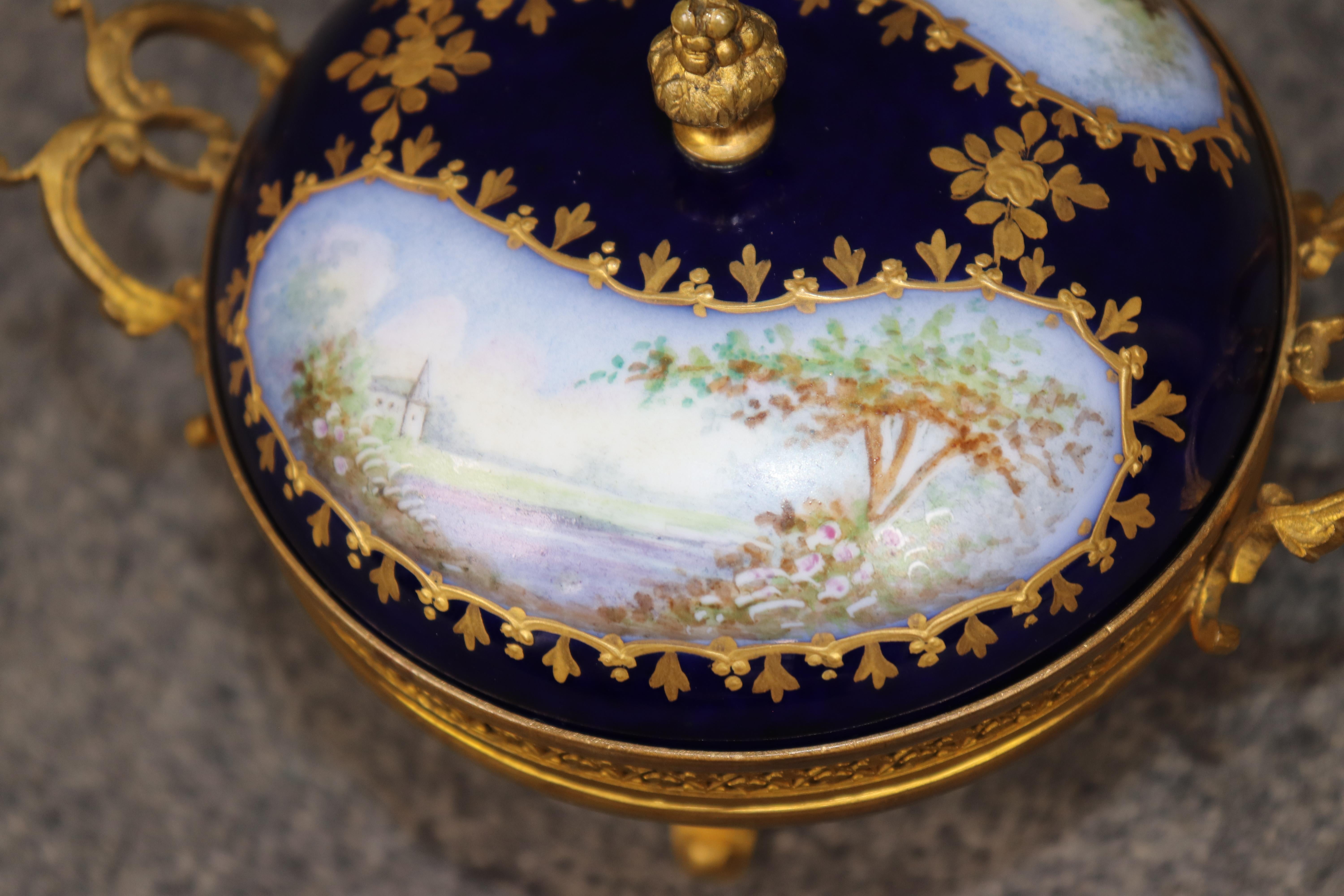 Petite urne ancienne en porcelaine Sèvres bleu cobalt à couvercle monté sur bronze en vente 1