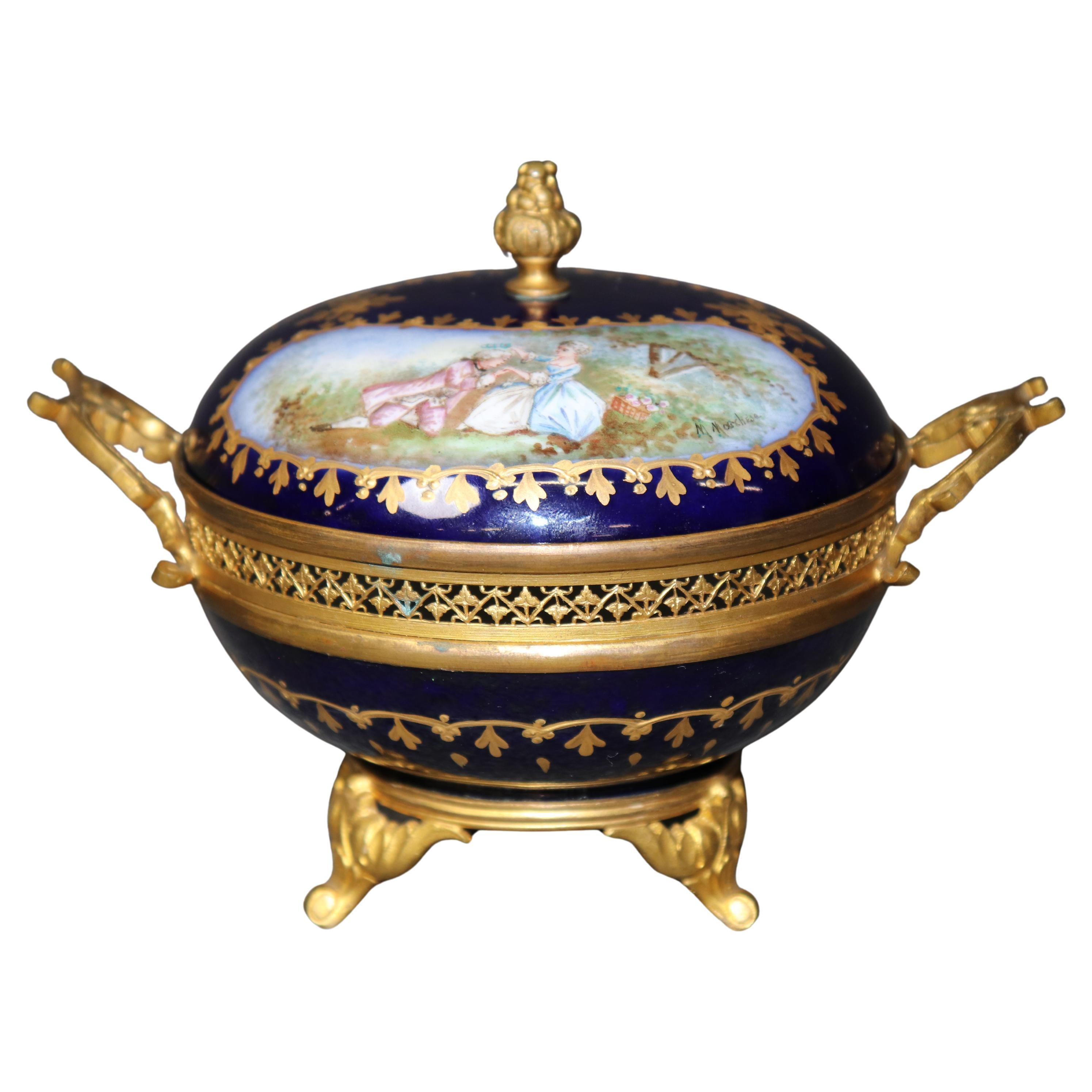 Petite urne ancienne en porcelaine Sèvres bleu cobalt à couvercle monté sur bronze en vente