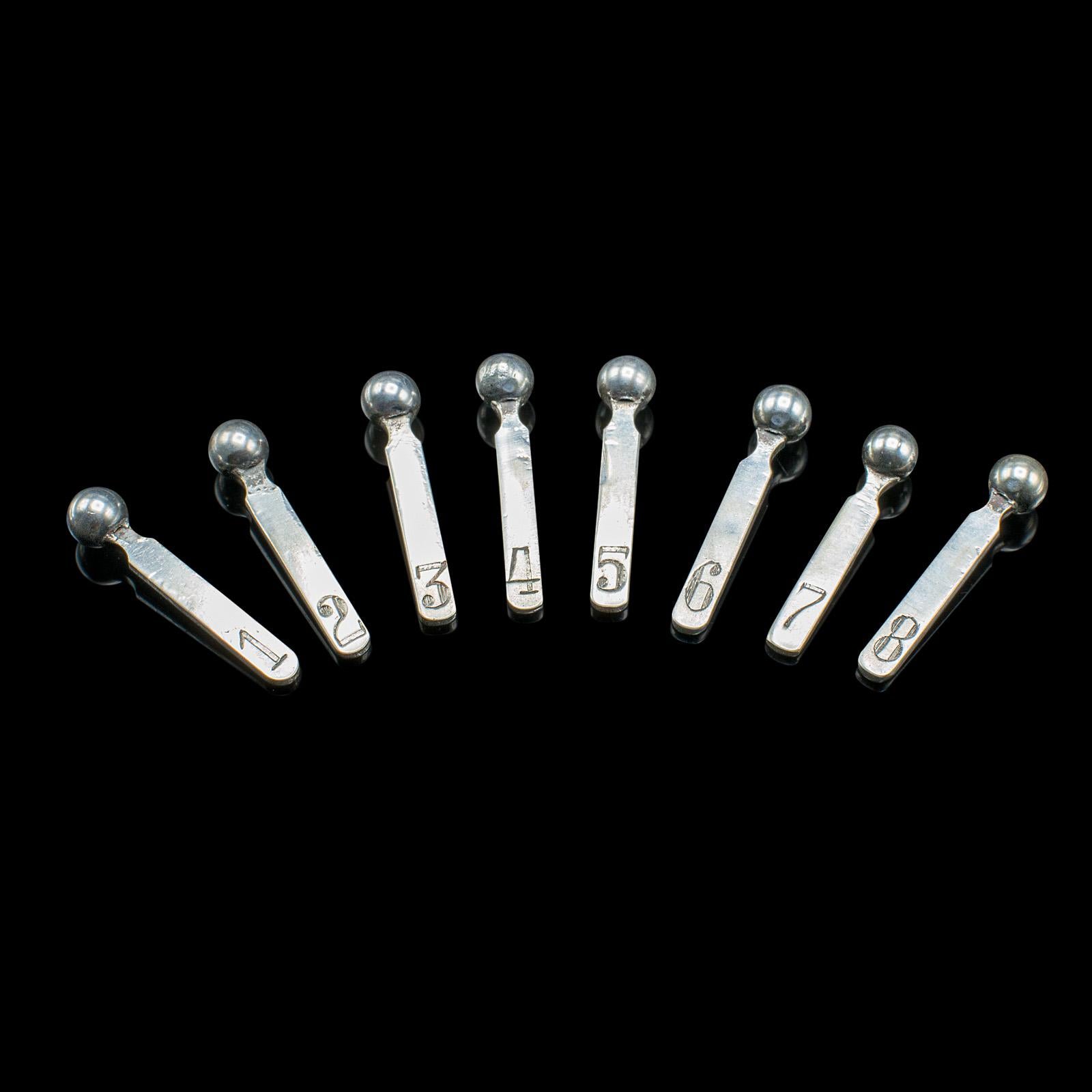 Si tratta di una piccola valigetta antica con pioli da tiro. Scatola inglese placcata in argento, risalente al tardo periodo vittoriano, circa 1900. Un pezzo di memorabilia del tiro a segno affascinante e altamente collezionabile, tascabile e pieno
