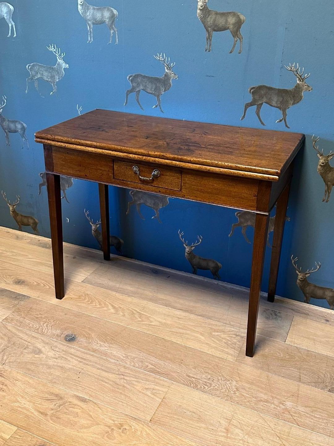 Preciosa mesa de pared de caoba antigua envejecida con 1 cajón. Se despliega para formar una mesa de té. A finales del siglo XVIII, principios del XIX, beber té era todo un ritual. Para ello se desplegó la mesa de pared y se preparó una auténtica