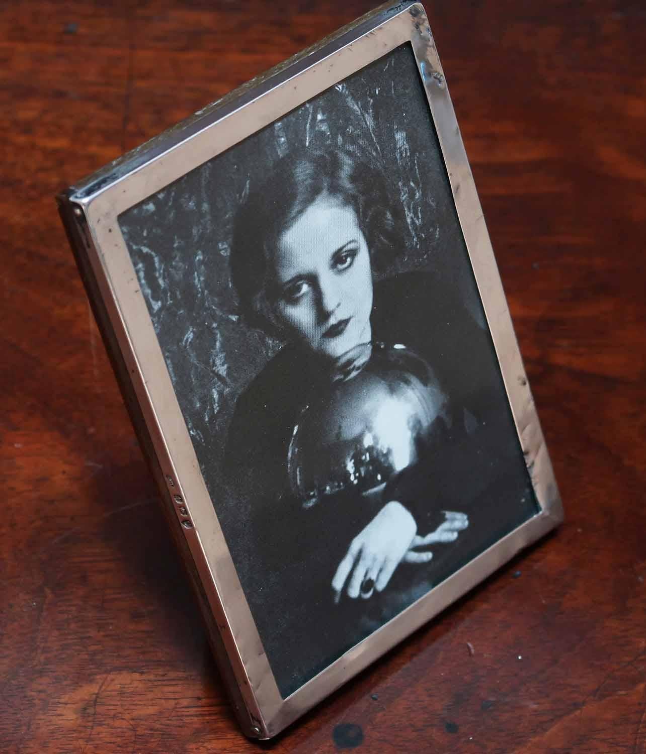 
Elegant silver photo frame

Good clear hallmark for Birmingham 1920

Original oak back

Free UK shipping
 
