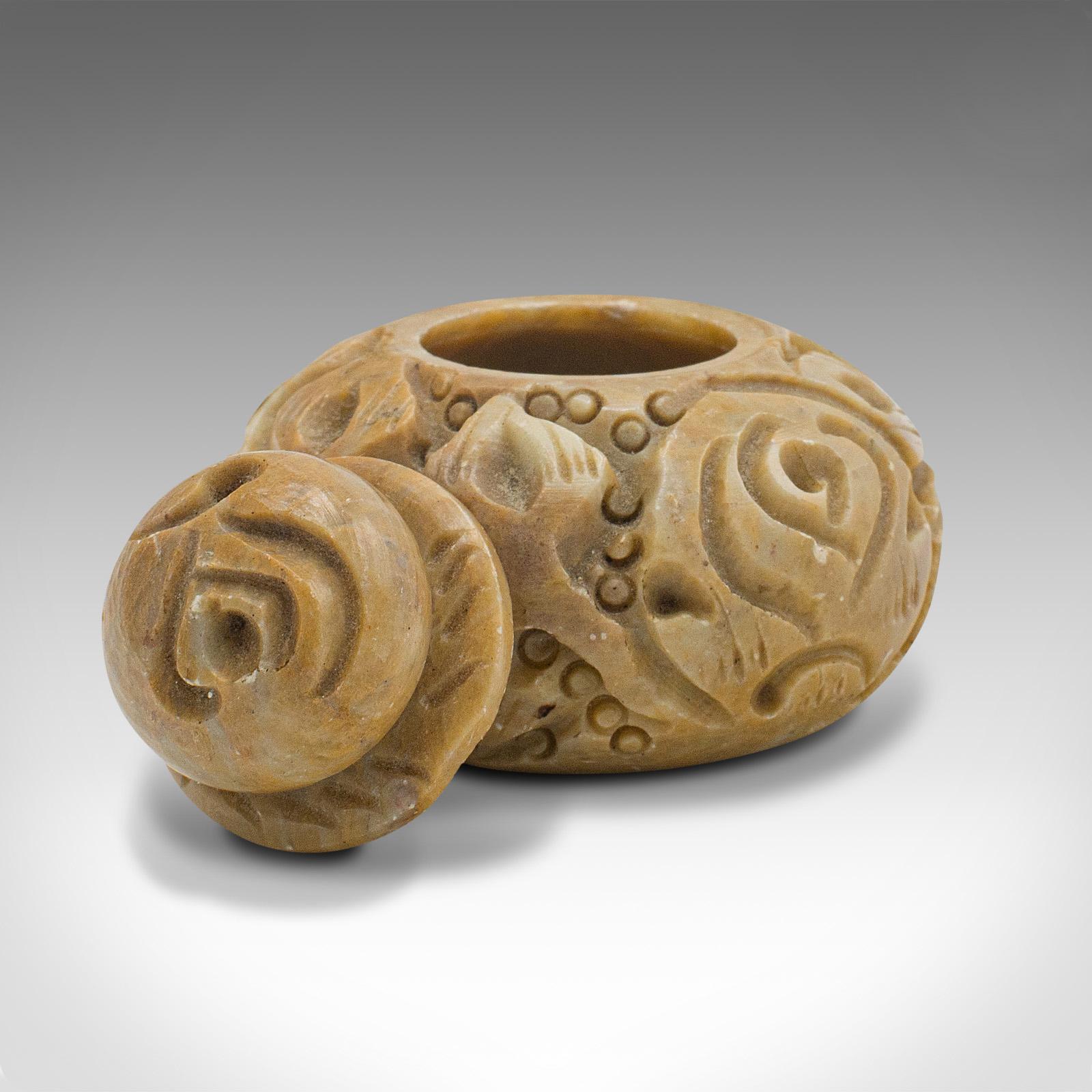 Dies ist eine sehr kleine antike Schnupftabakdose. Ein chinesischer, geschnitzter Marmor-Deckelkrug aus der spätviktorianischen Zeit, um 1900.

Auffallend zierlich, mit ansprechend geschnitztem Aussehen
Zeigt eine wünschenswerte gealterte Patina und