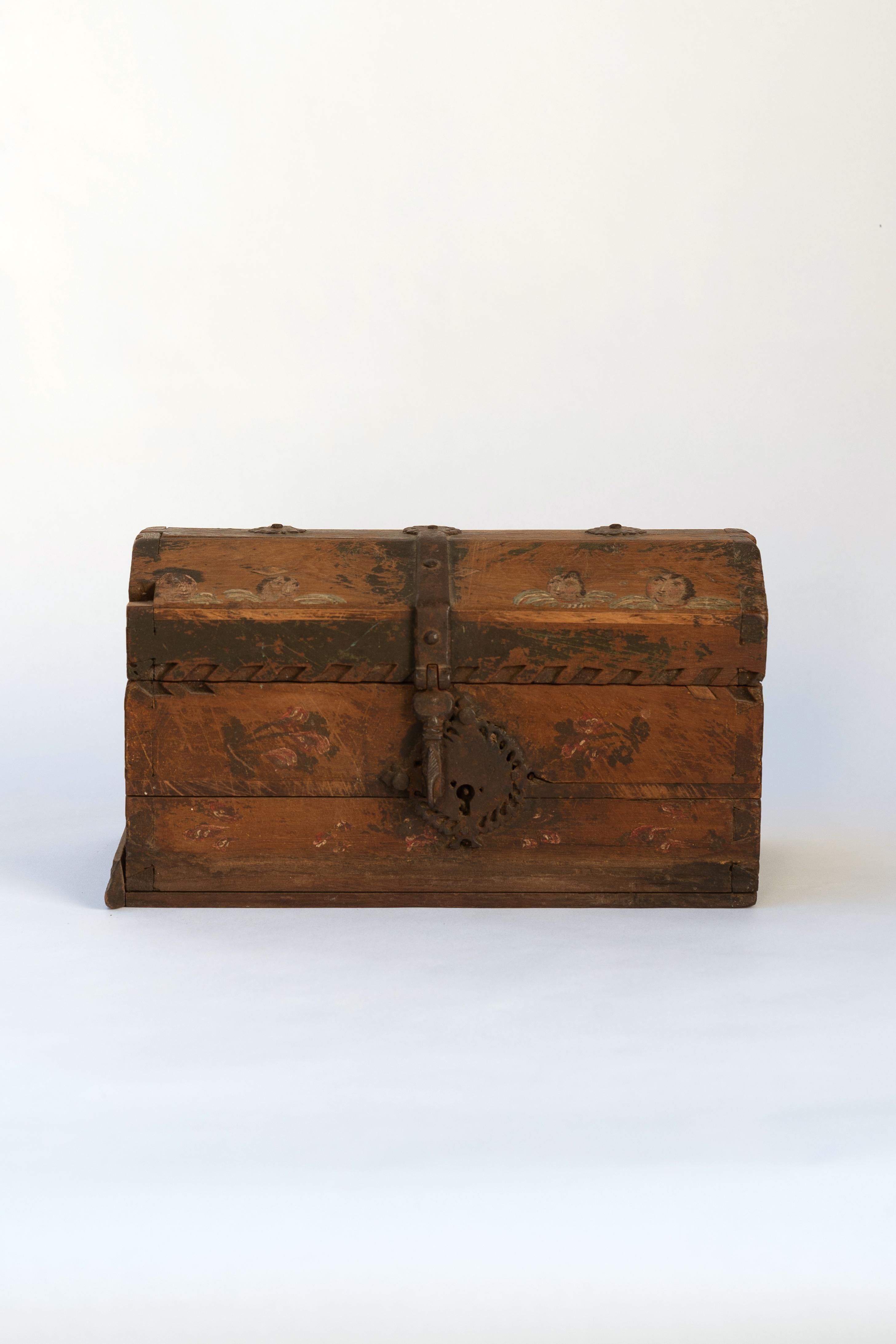 Small Antique Spanish Colonial Chest, Late 1700’s In Distressed Condition For Sale In Guadalajra, Jal
