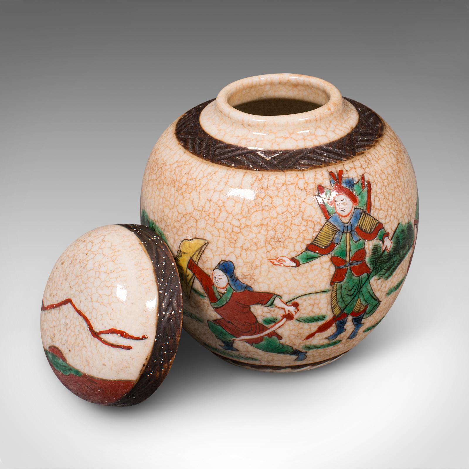 Il s'agit d'un petit pot à épices ancien. Pot décoratif japonais en céramique, datant de la fin de la période victorienne, vers 1900.

Décor traditionnel attrayant avec des couleurs gaies
Présentant une patine d'ancienneté souhaitable et en bon