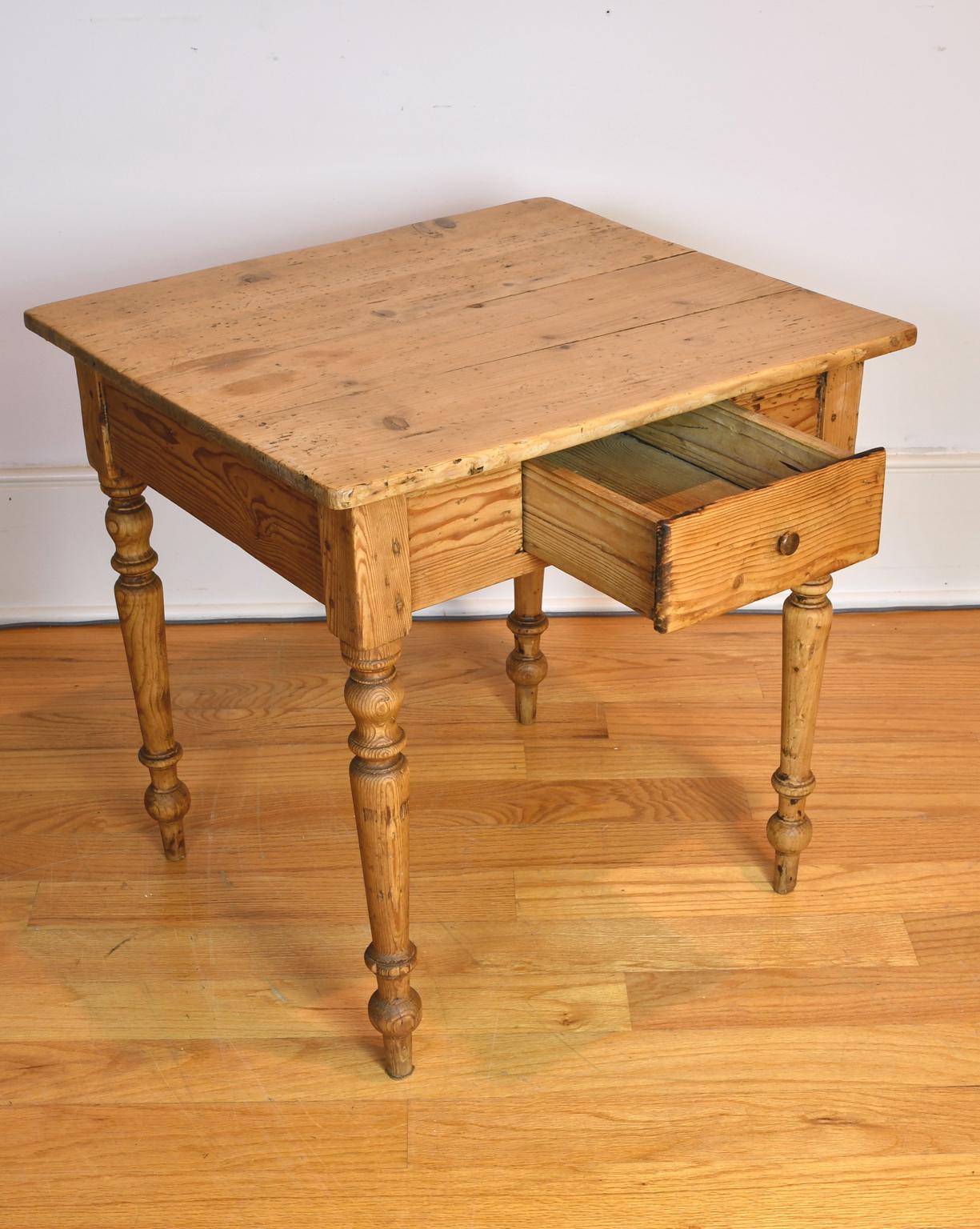 Pin Petite table d'appoint ou d'extrémité ancienne « Square » en pin européen froissé avec tiroir