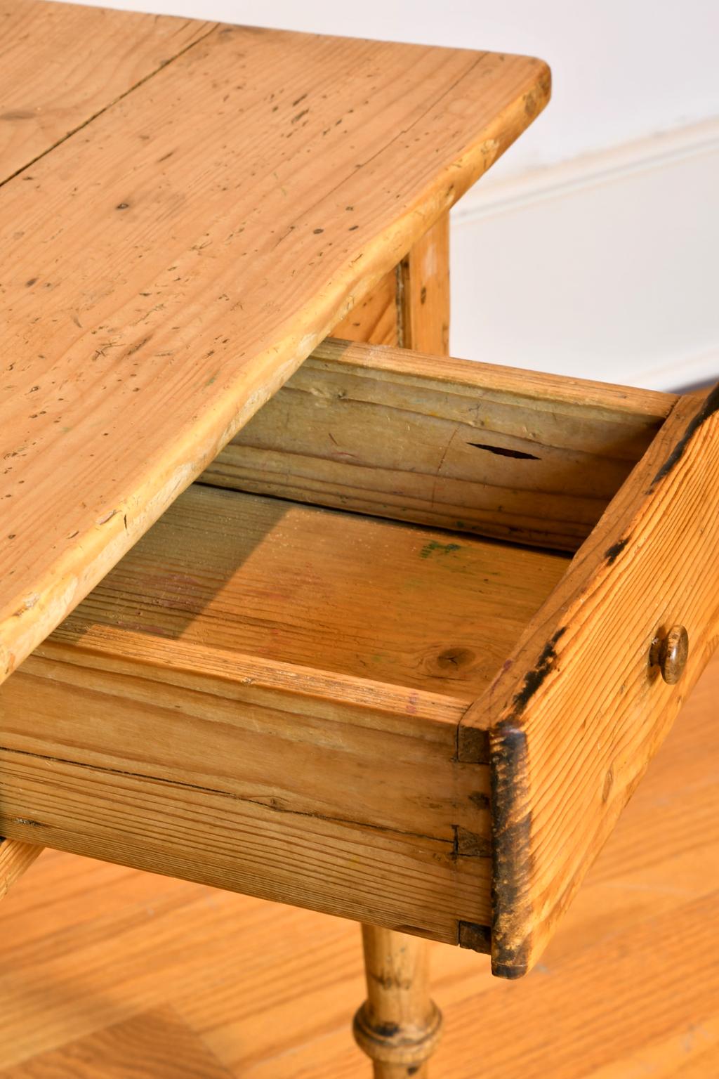 Petite table d'appoint ou d'extrémité ancienne « Square » en pin européen froissé avec tiroir 1