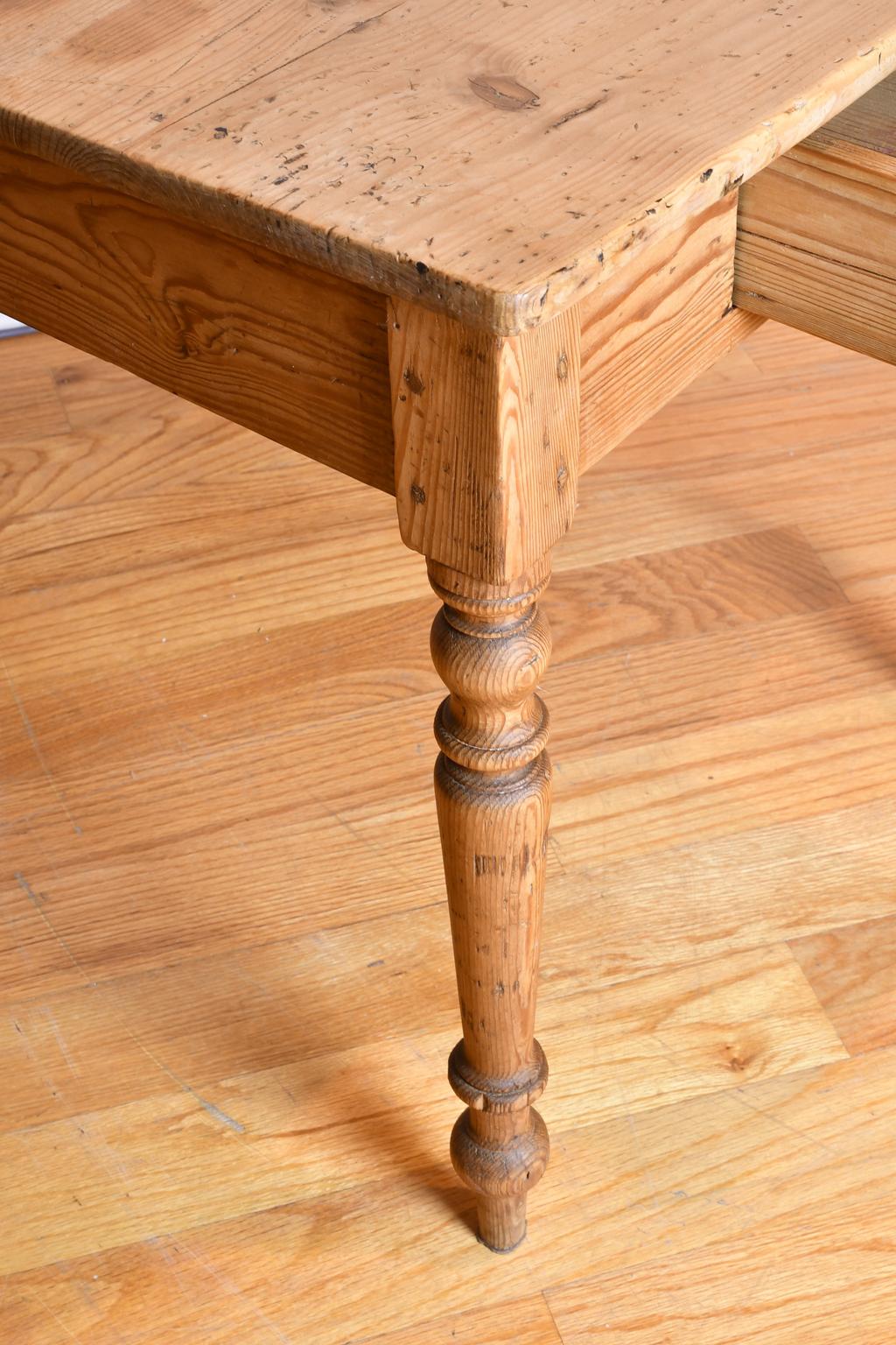 Petite table d'appoint ou d'extrémité ancienne « Square » en pin européen froissé avec tiroir 2