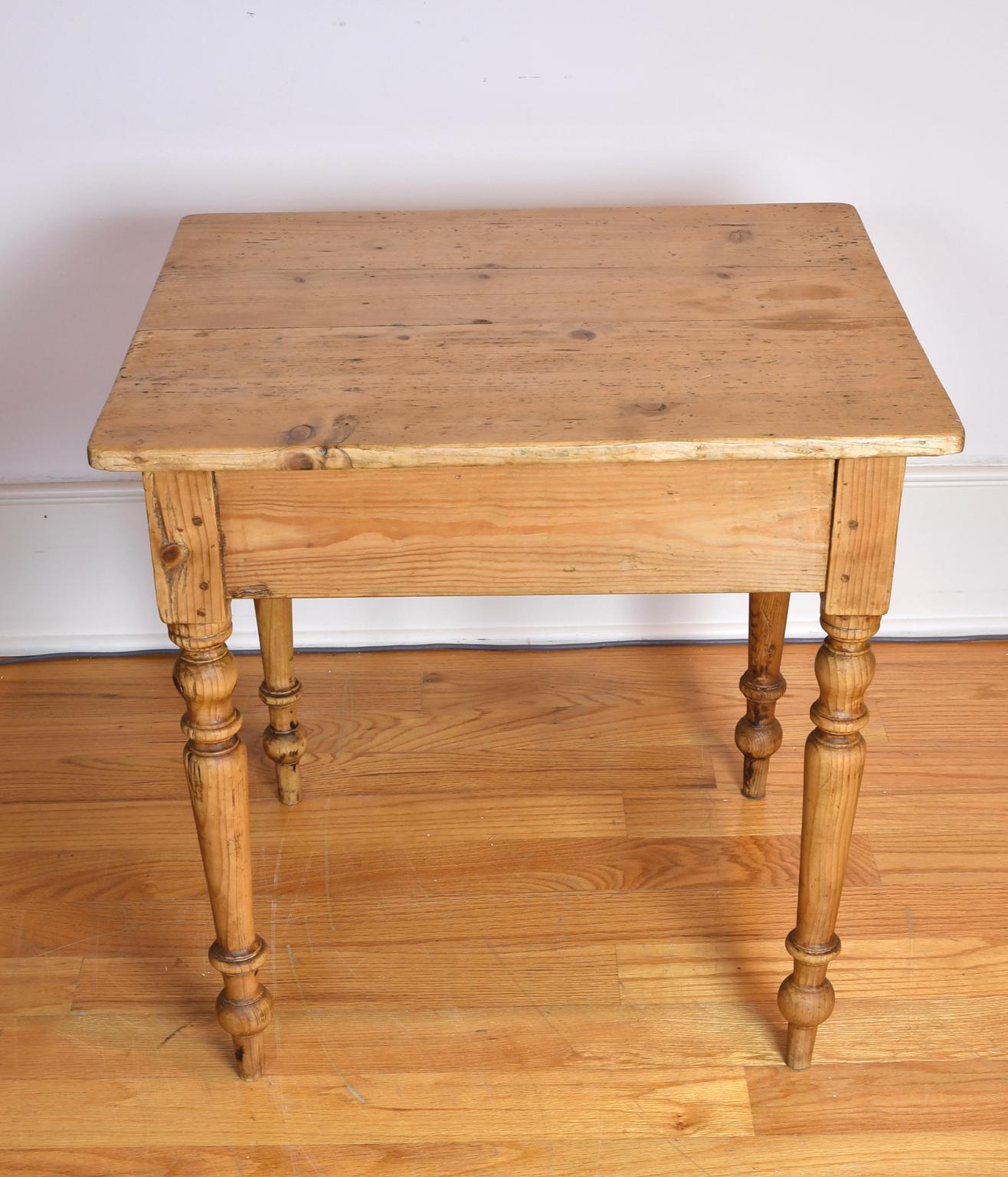Allemand Petite table d'appoint ou d'extrémité ancienne « Square » en pin européen froissé avec tiroir