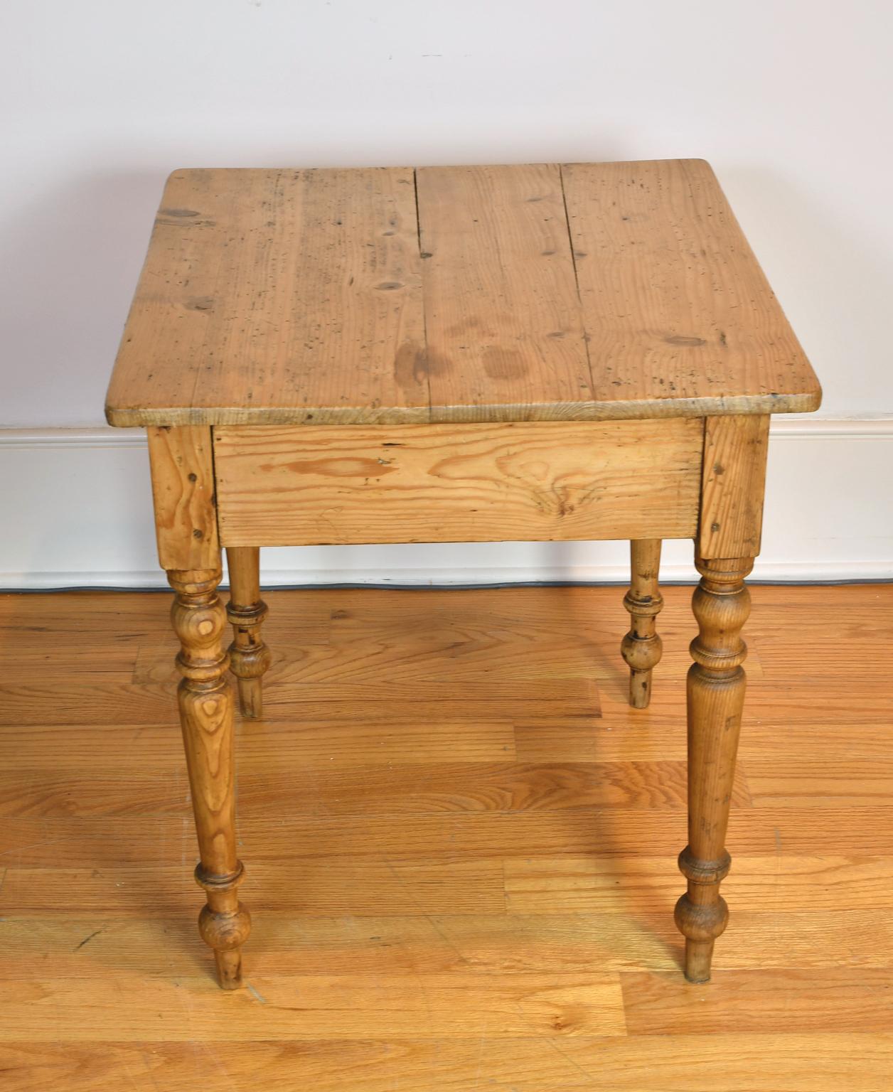Petite table d'appoint ou d'extrémité ancienne « Square » en pin européen froissé avec tiroir Bon état à Miami, FL