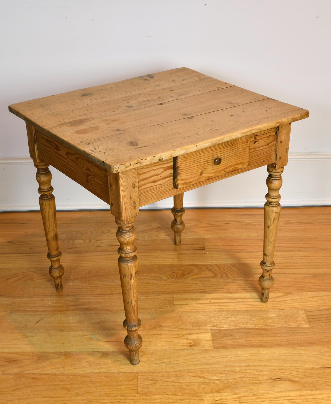 XIXe siècle Petite table d'appoint ou d'extrémité ancienne « Square » en pin européen froissé avec tiroir