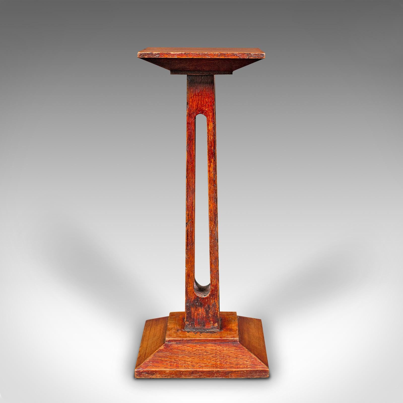 This is a small antique statue stand. An English, oak pedestal or torchere column, dating to the late Victorian period, circa 1890.

Present small objects or statues in excellent Victorian taste
Displays a desirable aged patina and in good