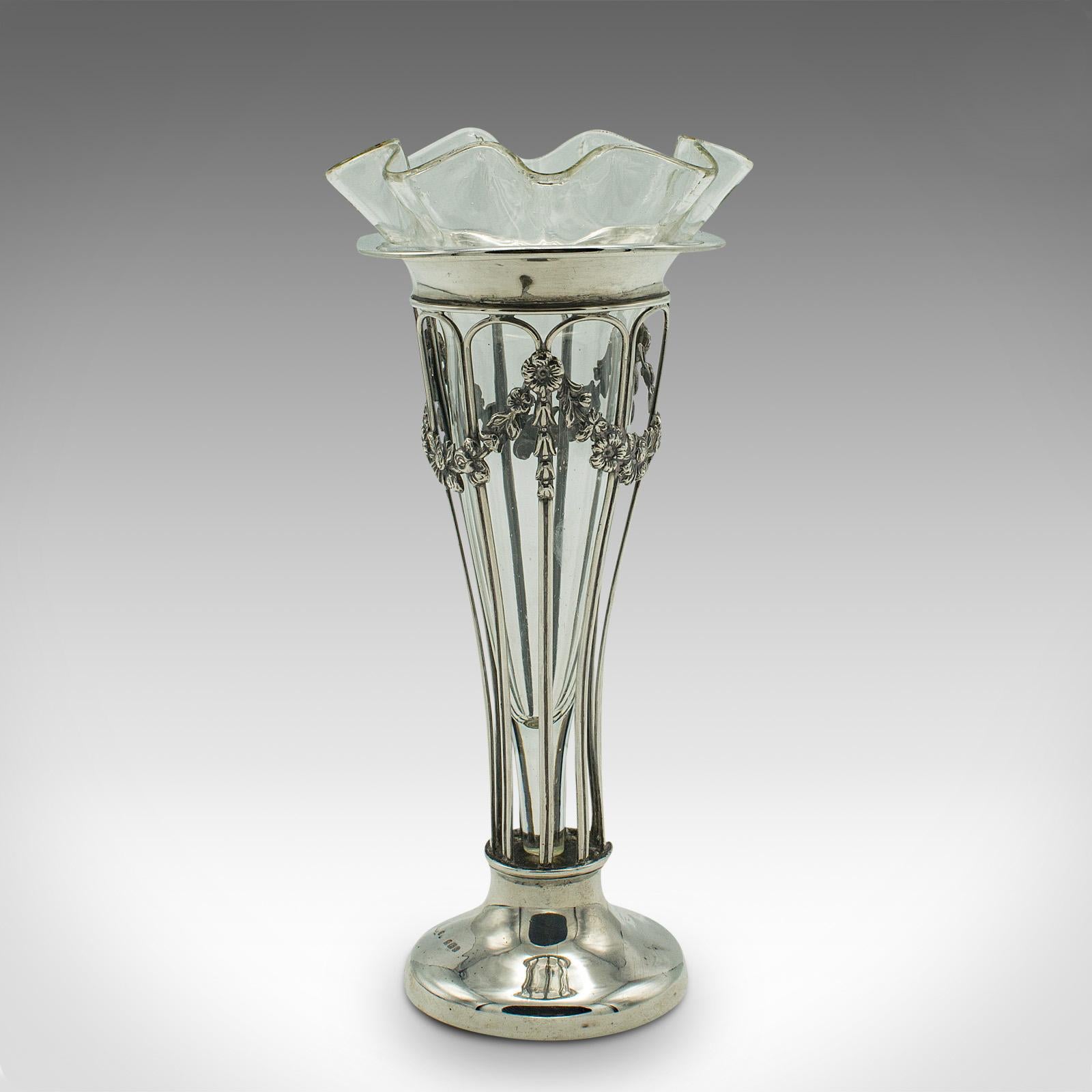 Britannique Petit vase à tige ancienne, anglais, argent, verre, décor, Art nouveau, édouardien en vente