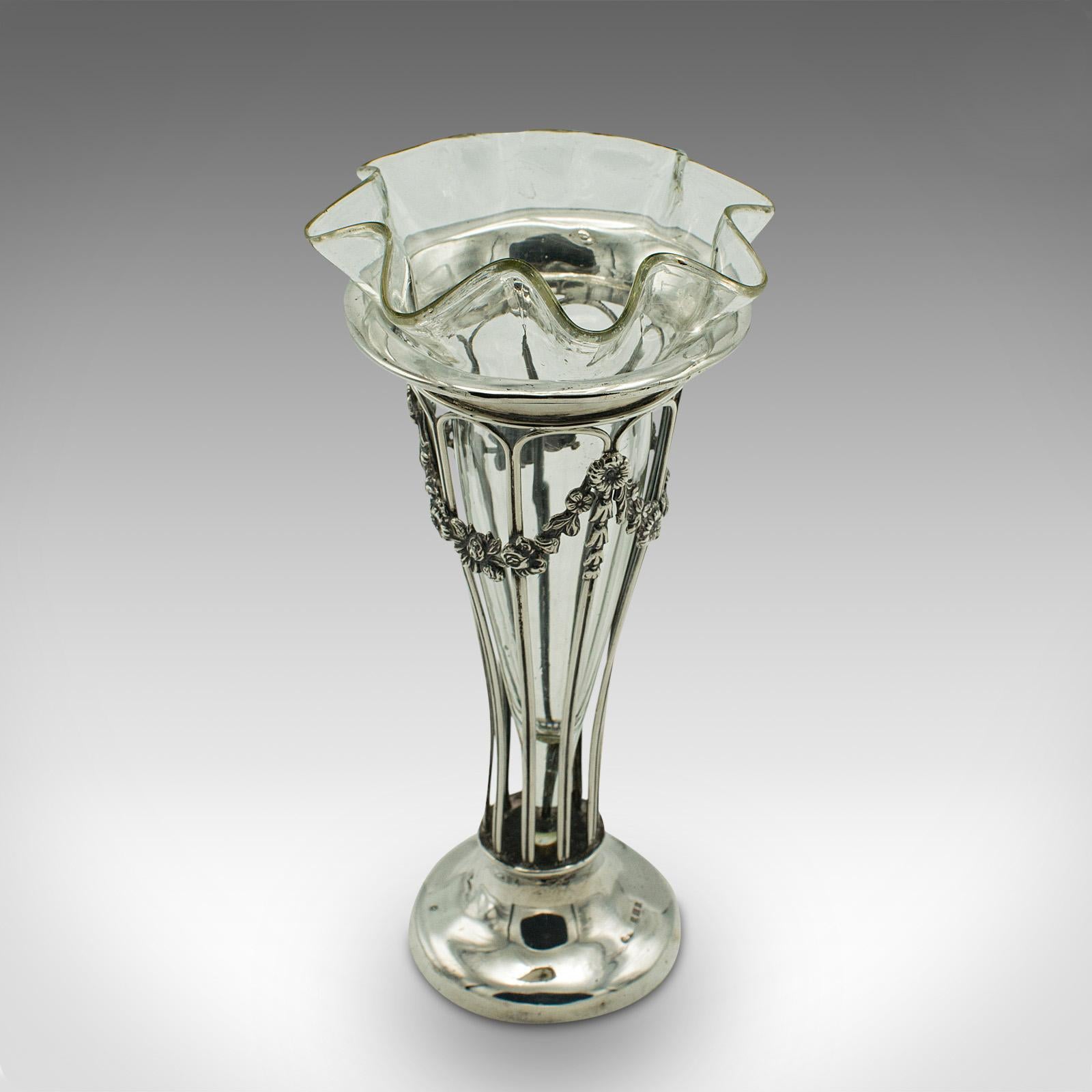 20ième siècle Petit vase à tige ancienne, anglais, argent, verre, décor, Art nouveau, édouardien en vente
