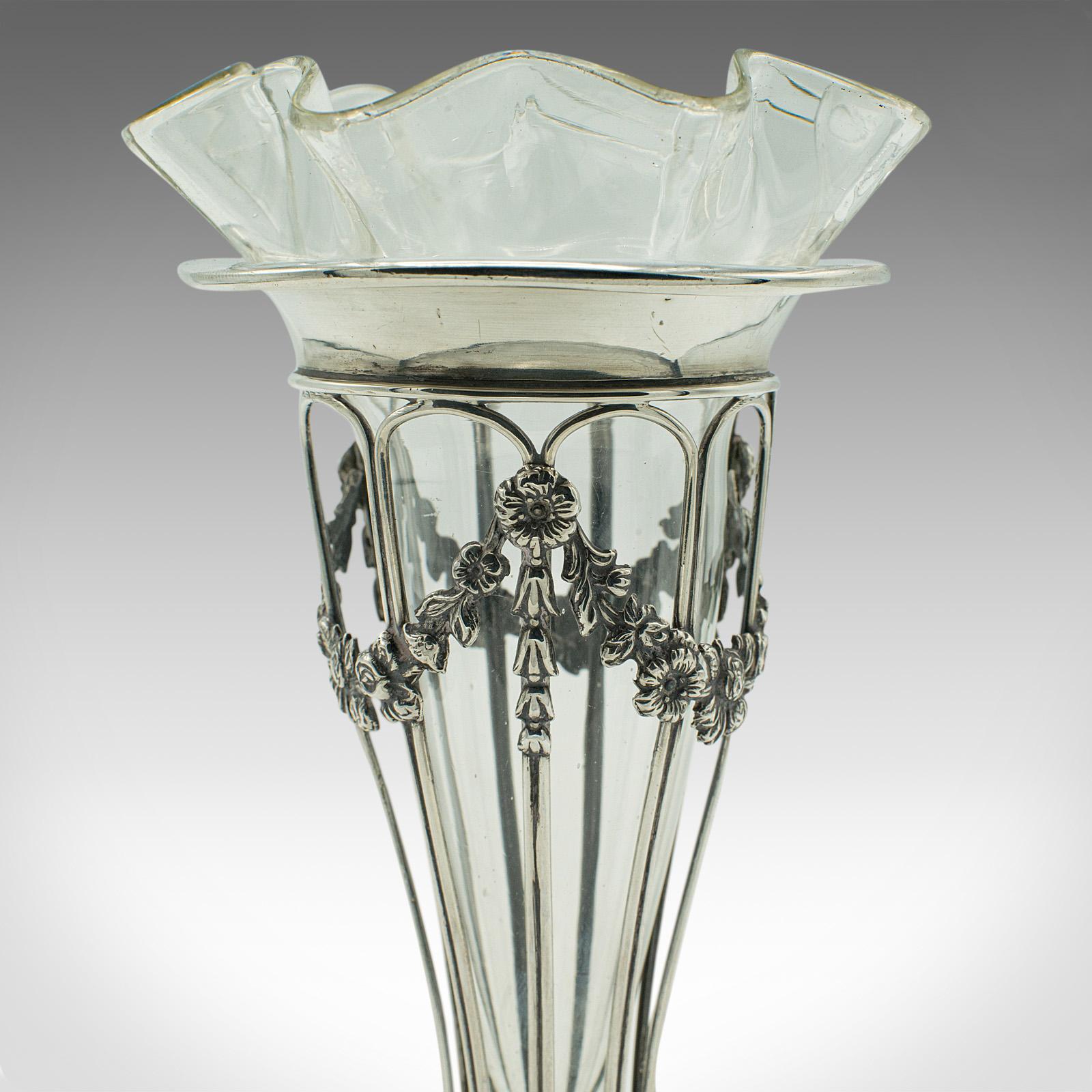 Petit vase à tige ancienne, anglais, argent, verre, décor, Art nouveau, édouardien en vente 1