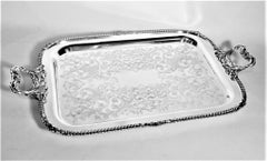 Englisches versilbertes Serviertablett im antiken Stil mit verschnörkelter Gravur, antik