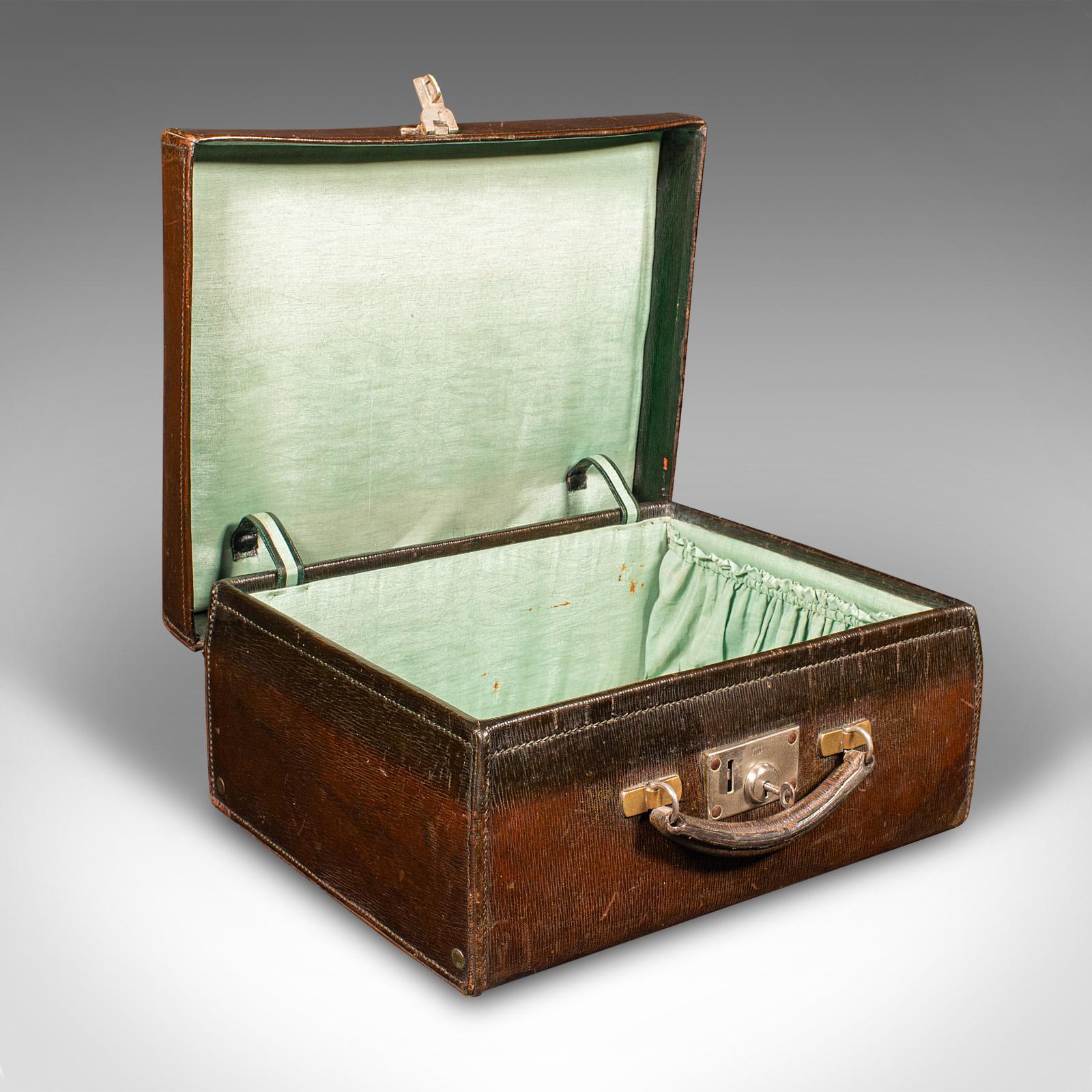 
Dies ist ein kleiner antiker Koffer. Eine englische Reisetasche aus Leder, aus dem frühen 20. Jahrhundert, um 1920.

Herrlich kleiner Reisekoffer mit charmantem Aussehen
Zeigt eine wünschenswerte gealterte Patina durchgehend
Tief karamellfarben