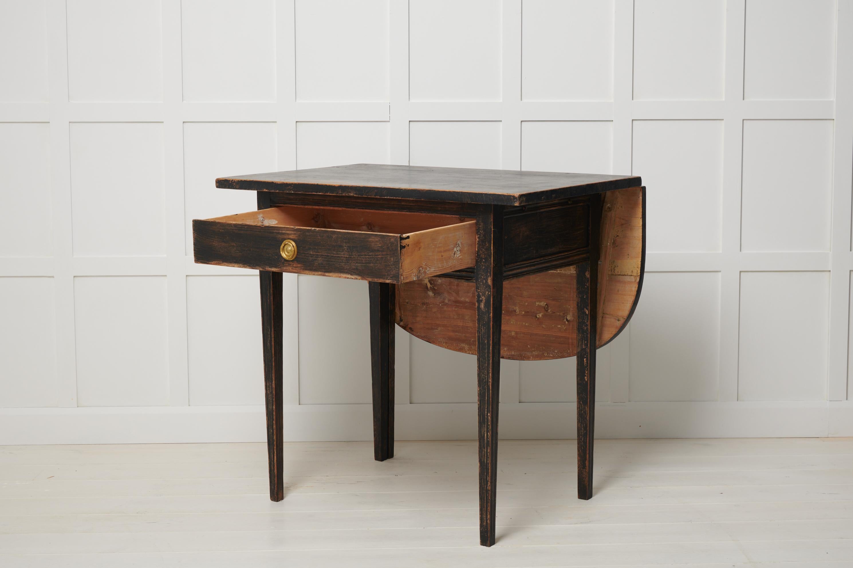 Small Antique Swedish Black Pine Extendable Table in Gustavian Style  In Good Condition In Kramfors, SE