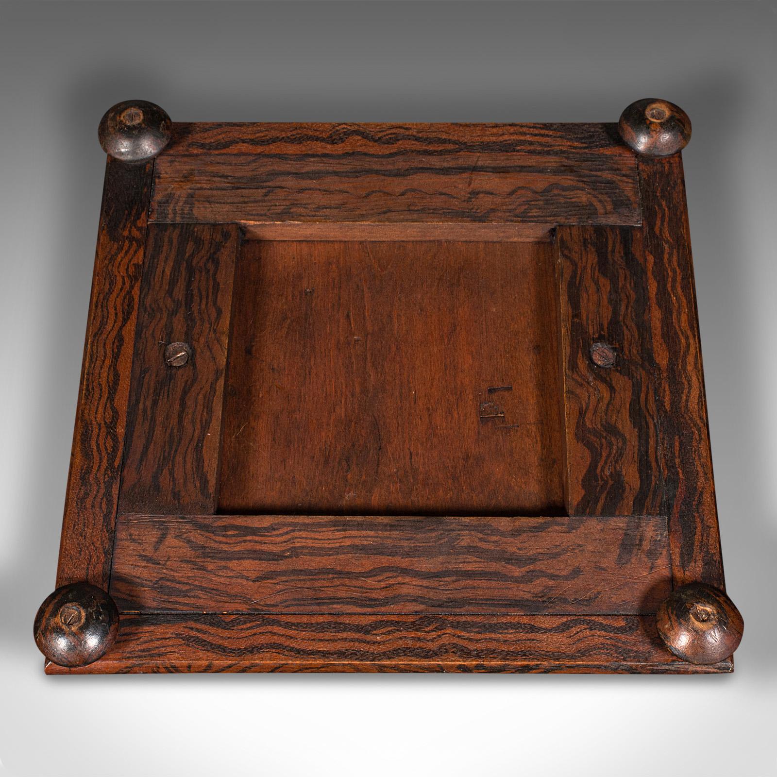 XIXe siècle Petit sampler de table ancien, anglais, brodé, tabouret miniature, victorien en vente