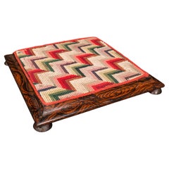 Pequeño Muestrario Antiguo de Sobremesa, Inglés, Bordado, Taburete en Miniatura, Victoriano