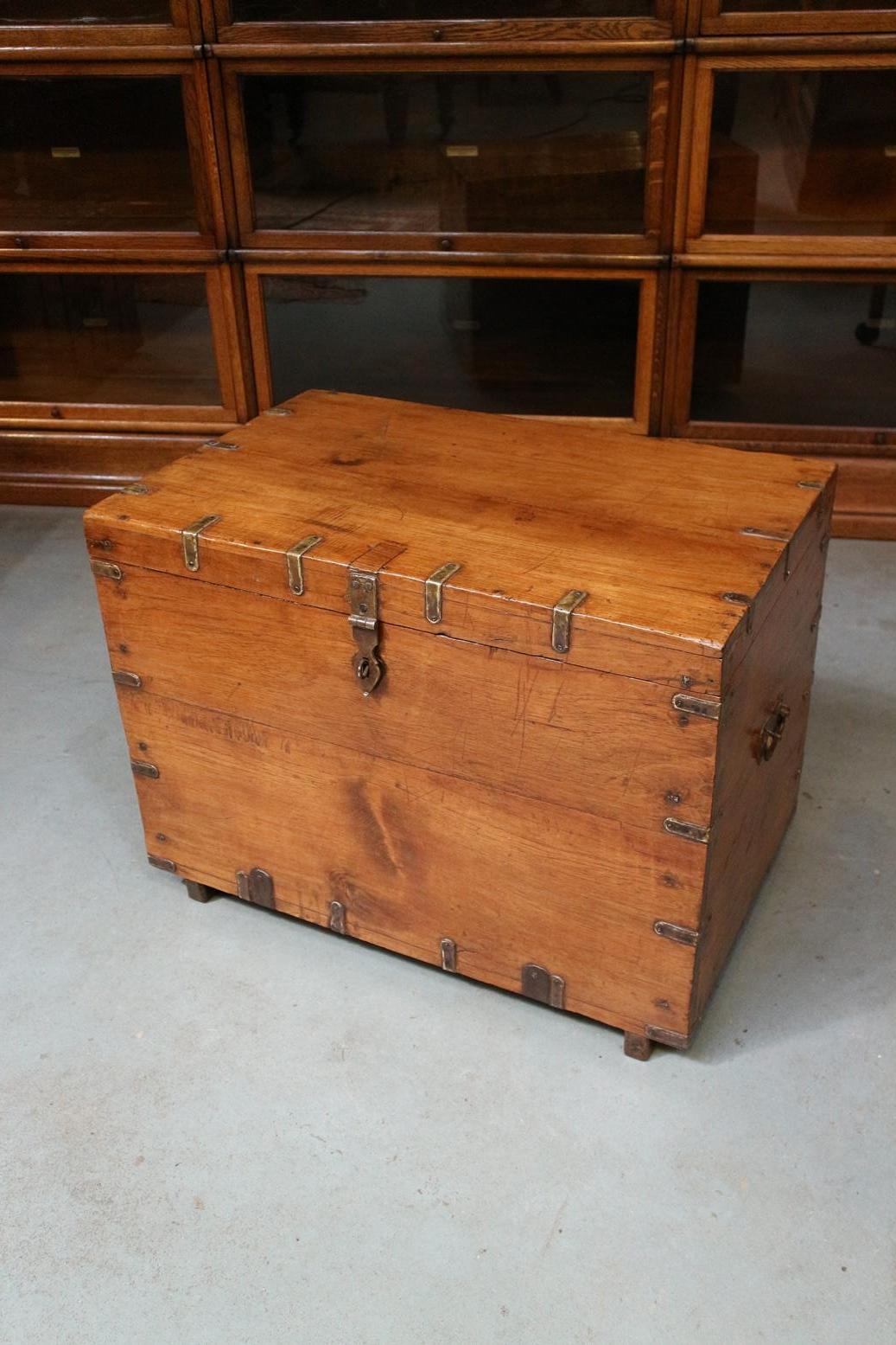 Antique box. Teak. Nice light color. Good to use as a side table. Entirely in good condition.

Origin: Colonial India

Period of time, circa 1880

Size: 49 cm x 75 cm x H 55 cm.