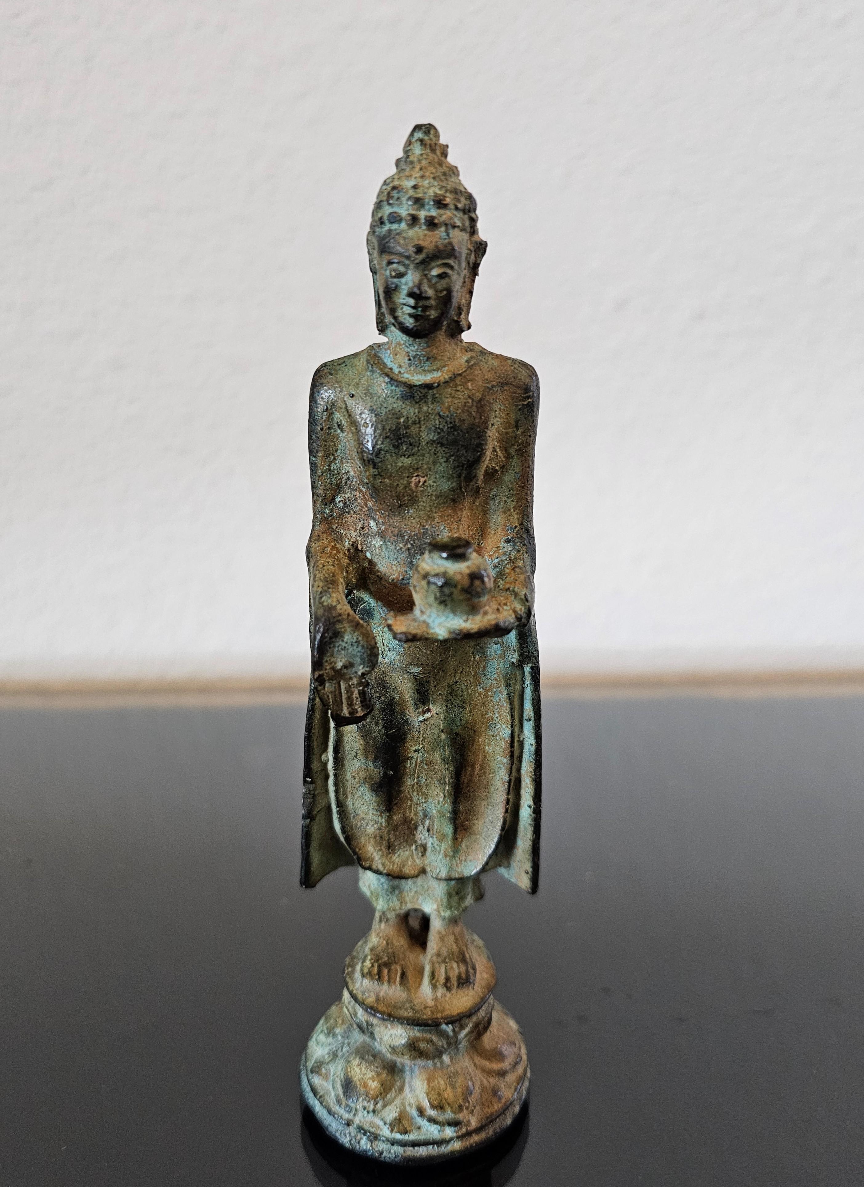 Eine seltene kleine antike südostasiatische Ayutthaya Periode Bronze Bhaisajyaguru (der Buddha der Heilung und Medizin) religiöse Ikone Statue.

18. Jahrhundert oder früher, Siam / Thailand, außergewöhnlich gut ausgeführte Metallarbeit, besonders in