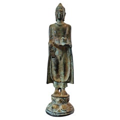 Pequeña estatua antigua tailandesa de Buda de bronce curador del periodo Ayutthaya