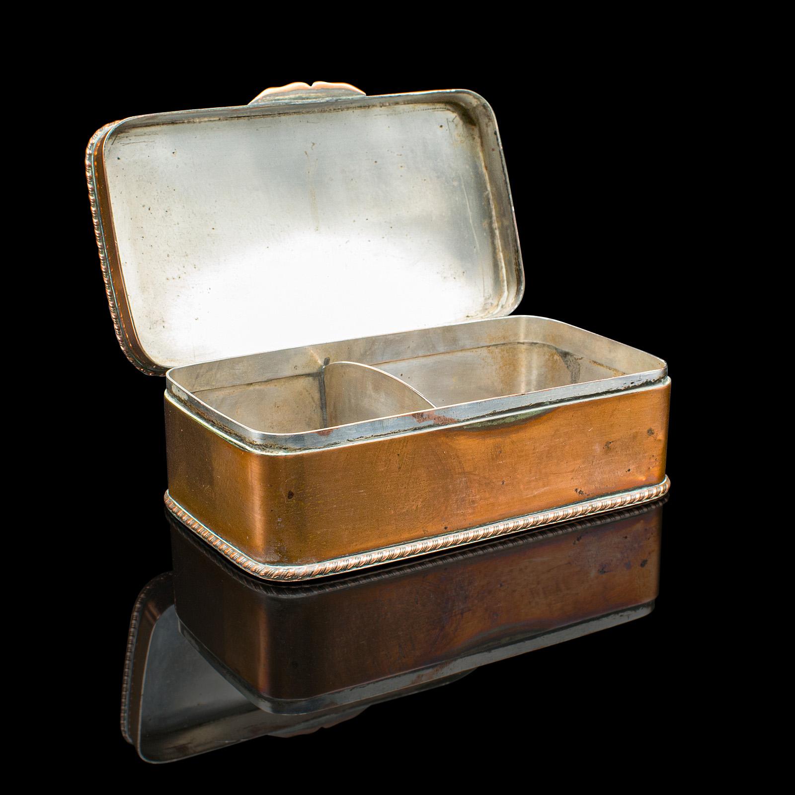 
Questo è un piccolo barattolo di tabacco antico. Scatola inglese con coperchio in rame e argento, risalente al periodo edoardiano, circa 1910.

Scatola piacevolmente consumata dal tempo e dall'aspetto charme
Presenta una patina invecchiata e in