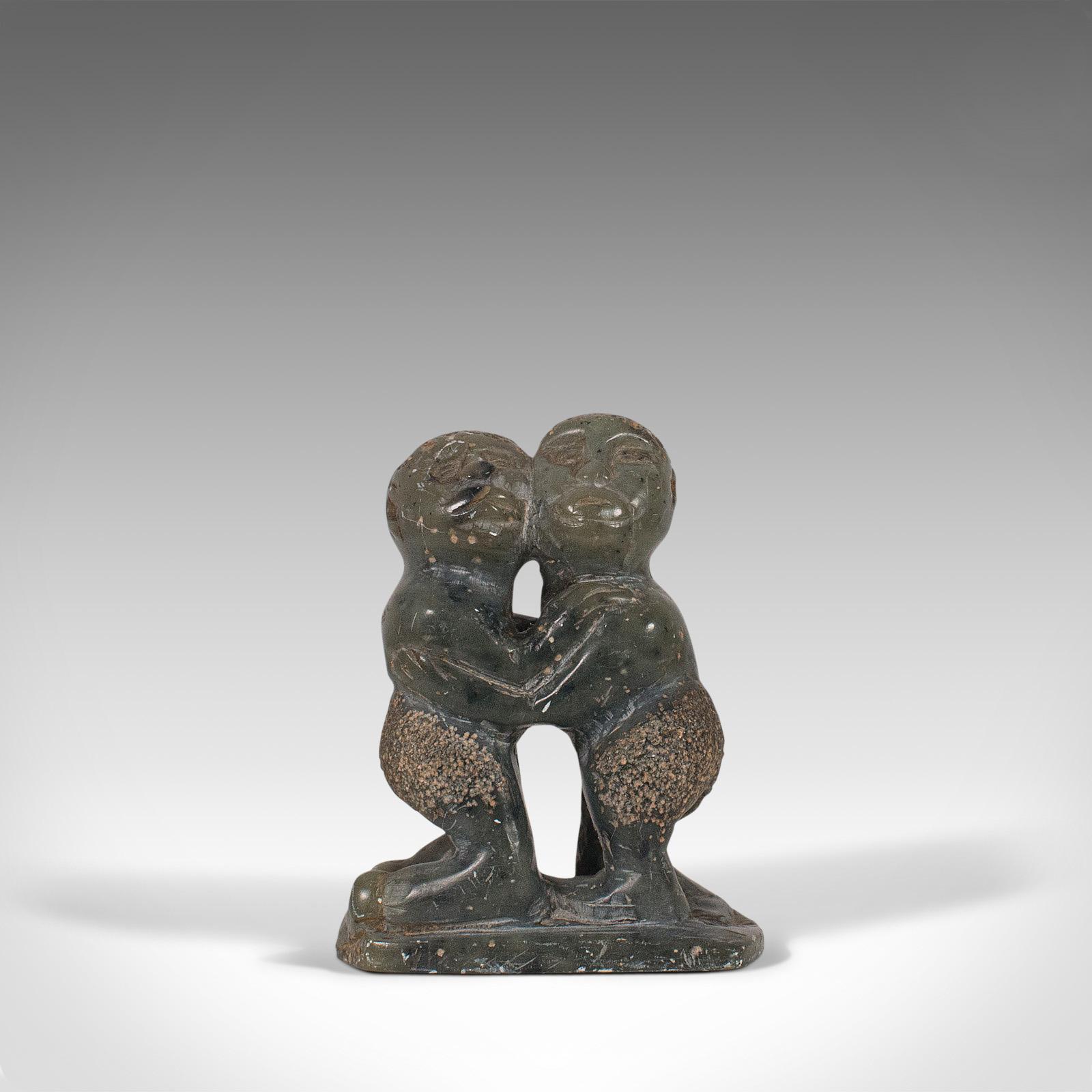 Il s'agit d'une petite figurine tribale ancienne. Statue polynésienne décorative en stéatite représentant deux garçons enlacés, datant de la fin du XIXe siècle, vers 1900.

Un attrait naïf pour cette petite pièce fascinante
Présente une patine