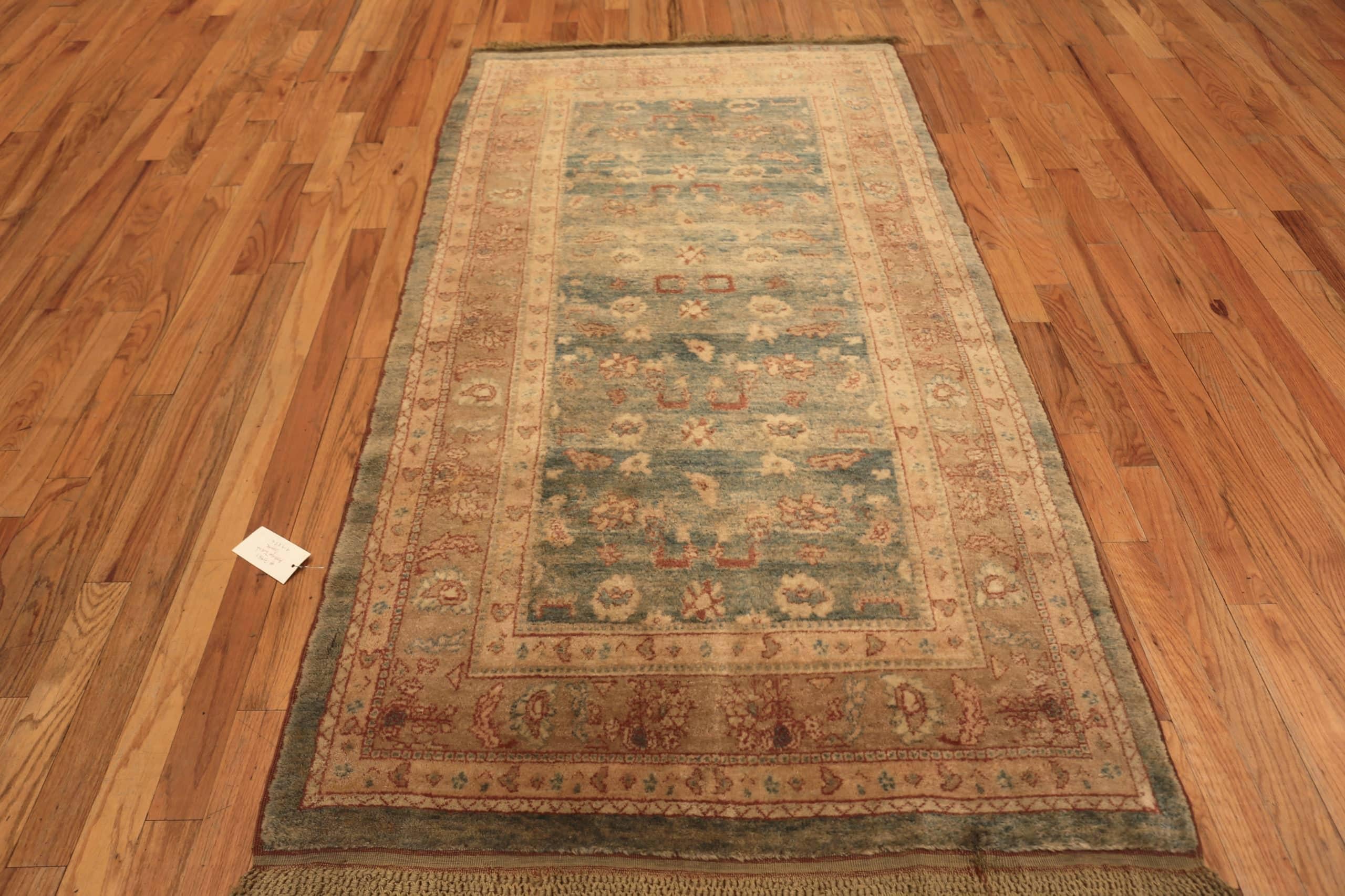 Piccolo tappeto antico turco Oushak, Paese d'origine / tipo di tappeto: Tappeti turchi, Data approssimativa: 1900. Dimensioni: 4 ft 4 in x 8 ft 6 in (1,32 m x 2,59 m)

