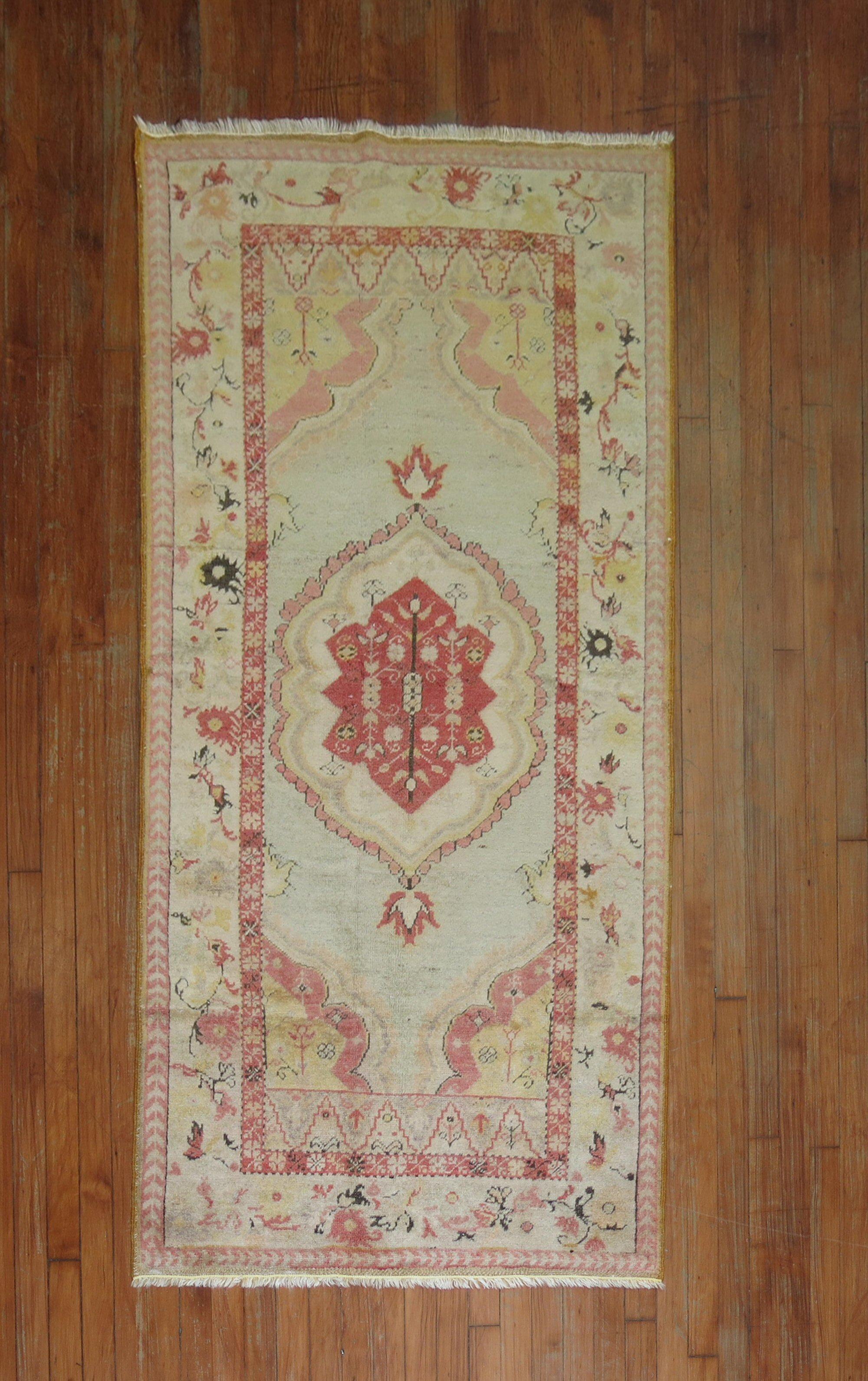 A fine antique Turkish Oushak short runner from the 2nd quarter of the 20th century.

Measures: 3'2'' x 6'5''.