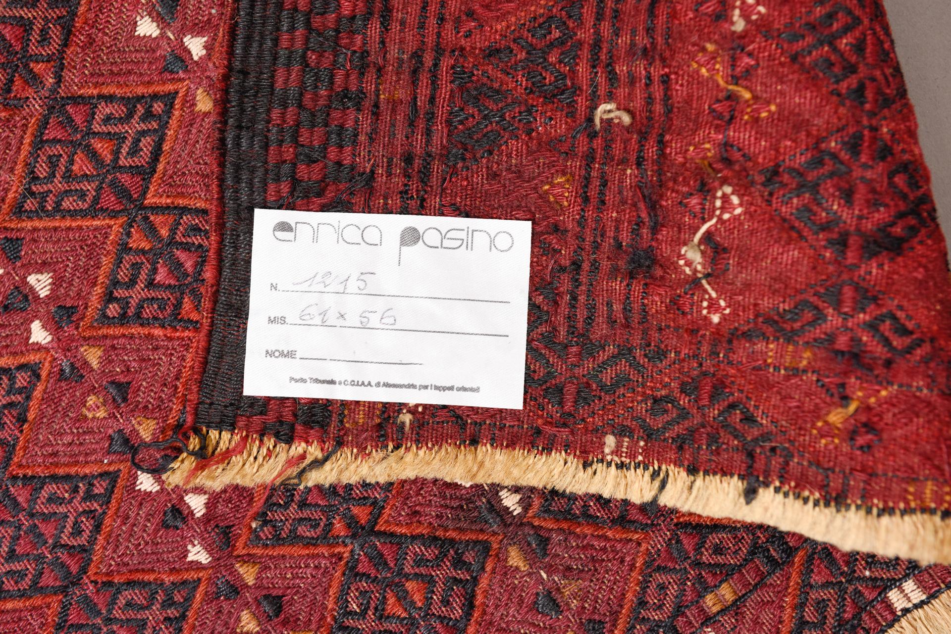 Petit kilim turkmène ancien, de très belle facture, à admirer posé sur une table ou accroché au mur,

n° de réf. 1215 -
