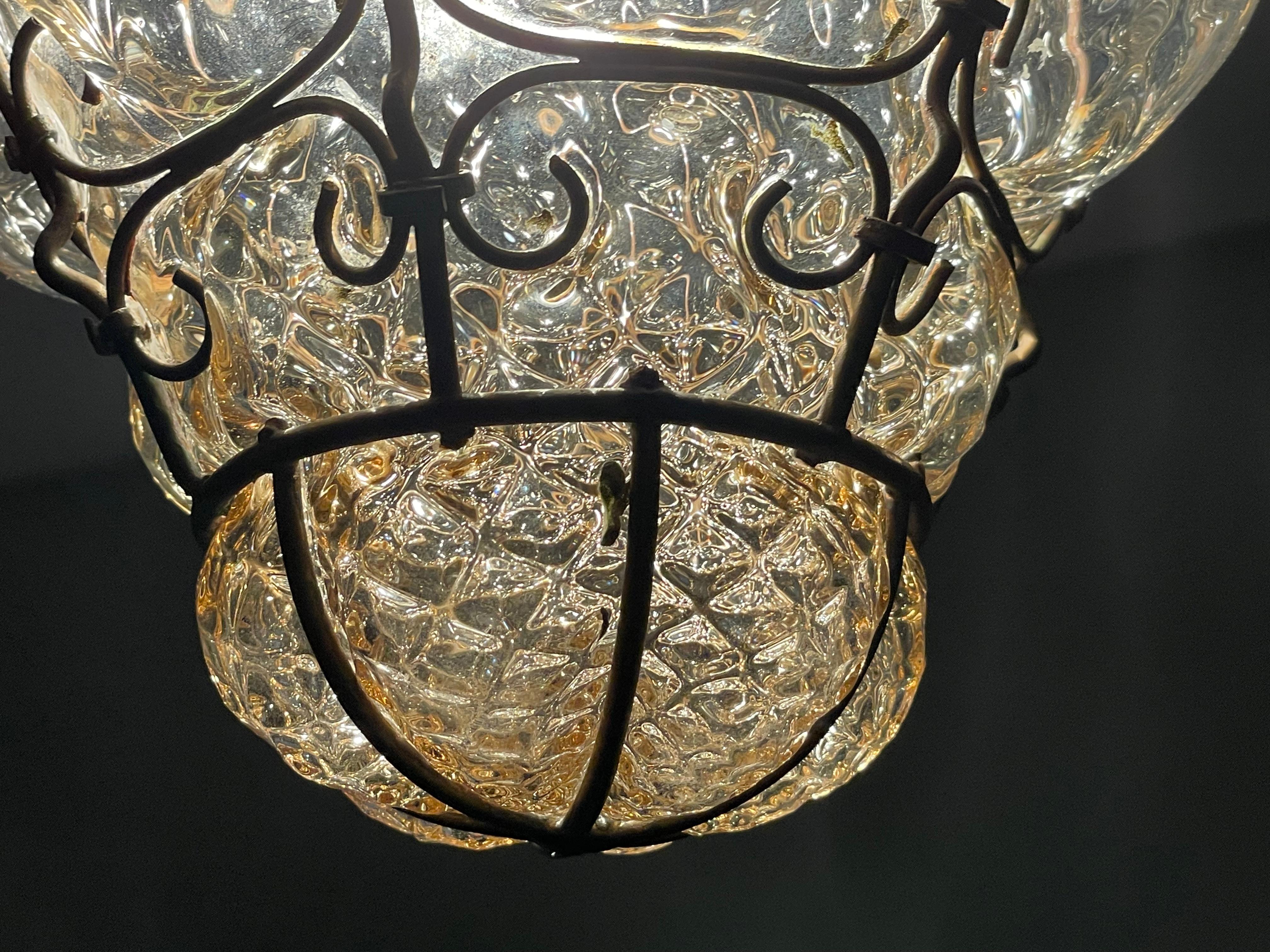 Petit lustre à suspension vénitien ancien de Murano, verre soufflé à la bouche dans un cadre en fer forgé en vente 12