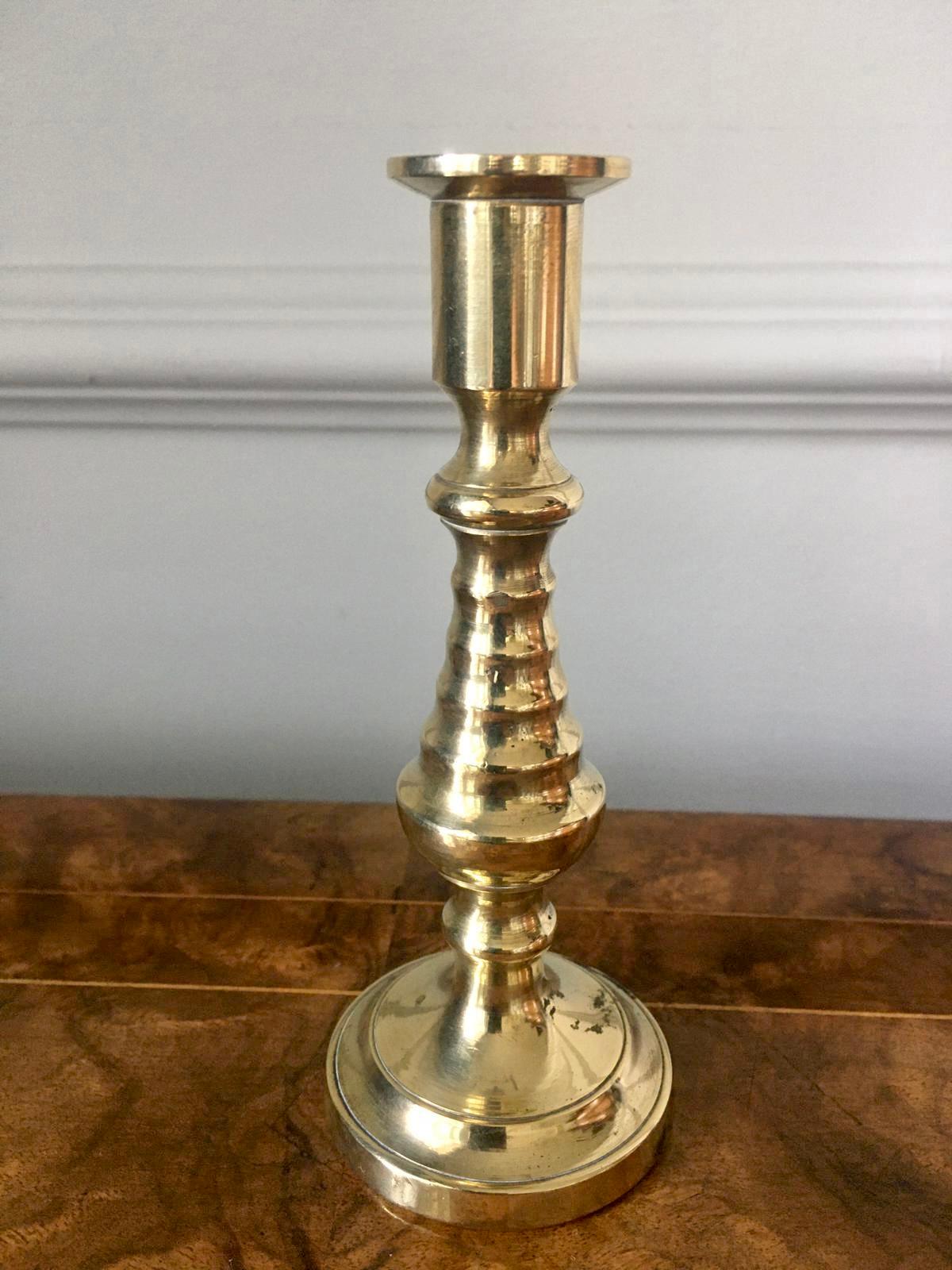 Small antique Victorian brass candlesticks having an attractive beehive shaped turned column with round stepped base.

Lovely original condition.

Measures: H 12.5cm
W 5cm
D 5cm
1850.


  