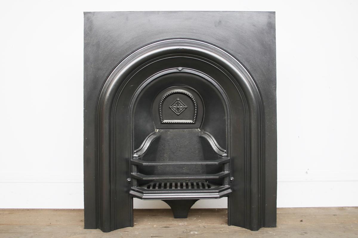 A small antique Victorian cast iron arched fireplace grate of simple form. Circa 1860.

Finished with traditional black grate polish. For detailed sizes please see the size diagram in the image gallery.