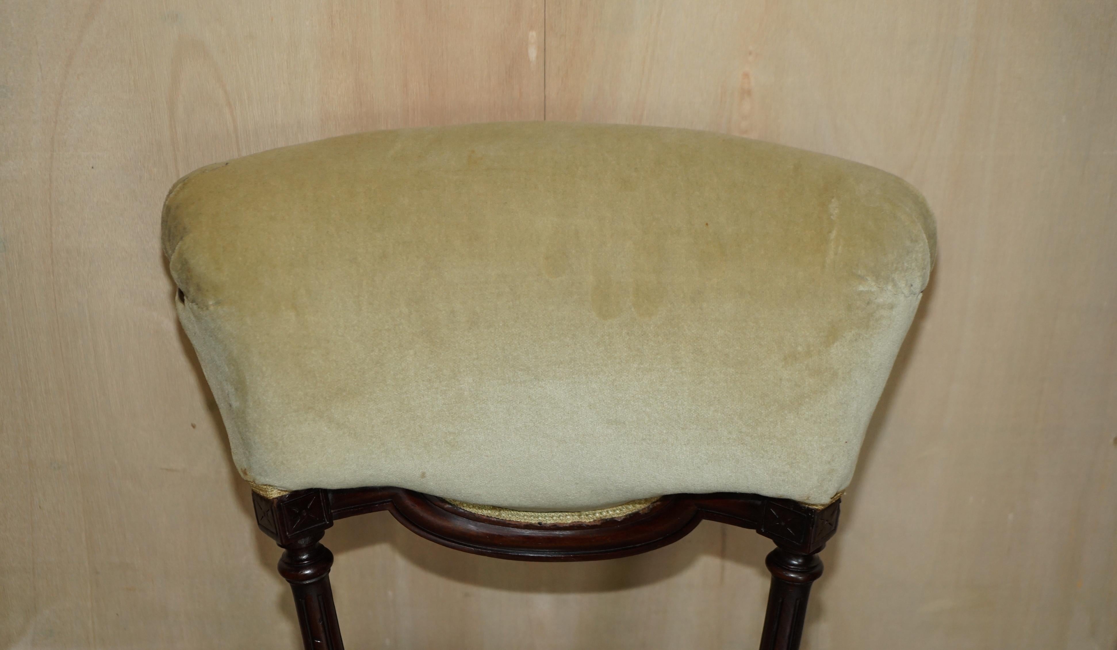 Fait main Petite chaise à bascule victorienne ancienne avec cadre en bois dur sculpté datant d'environ 1860 en vente