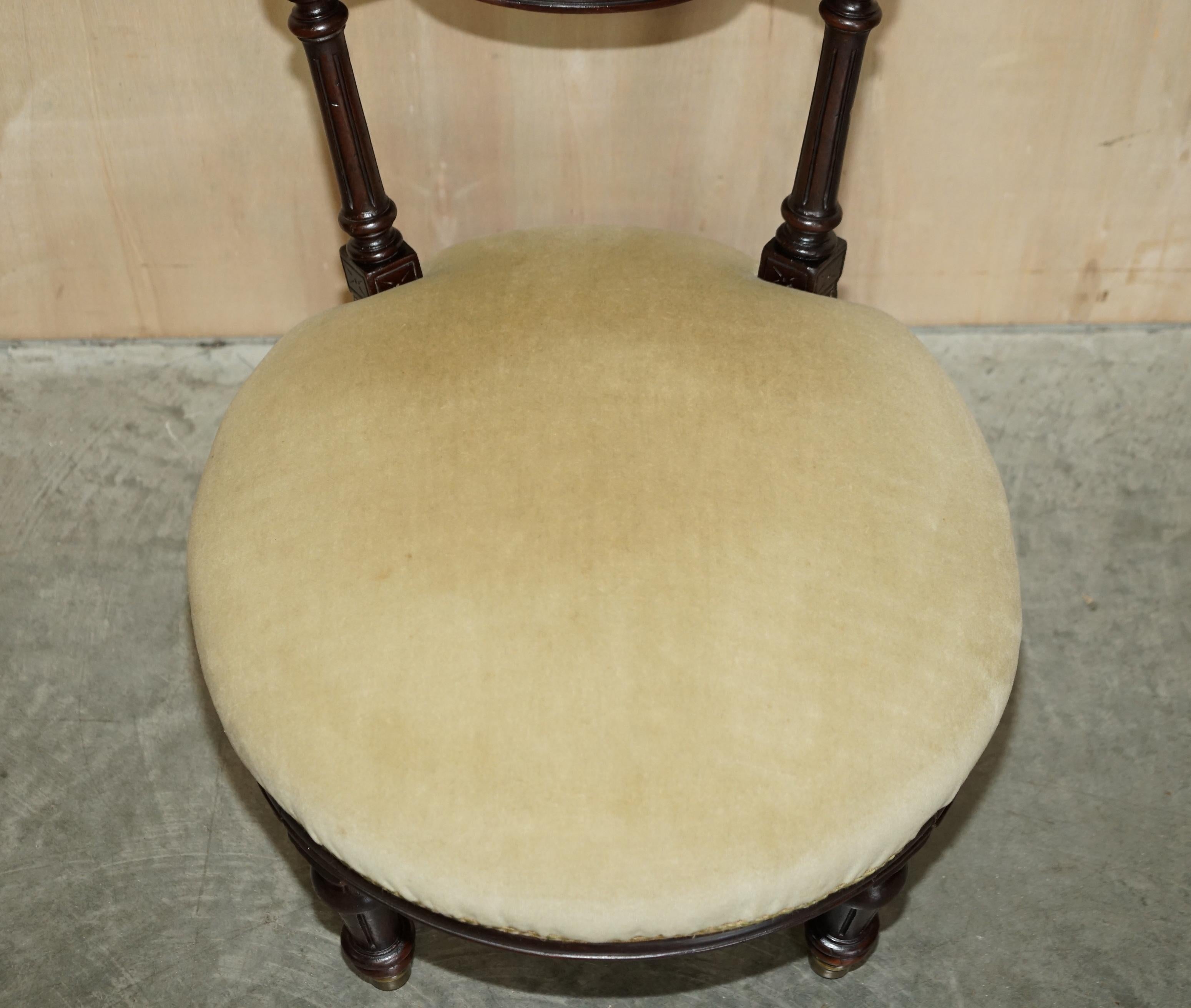 Milieu du XIXe siècle Petite chaise à bascule victorienne ancienne avec cadre en bois dur sculpté datant d'environ 1860 en vente
