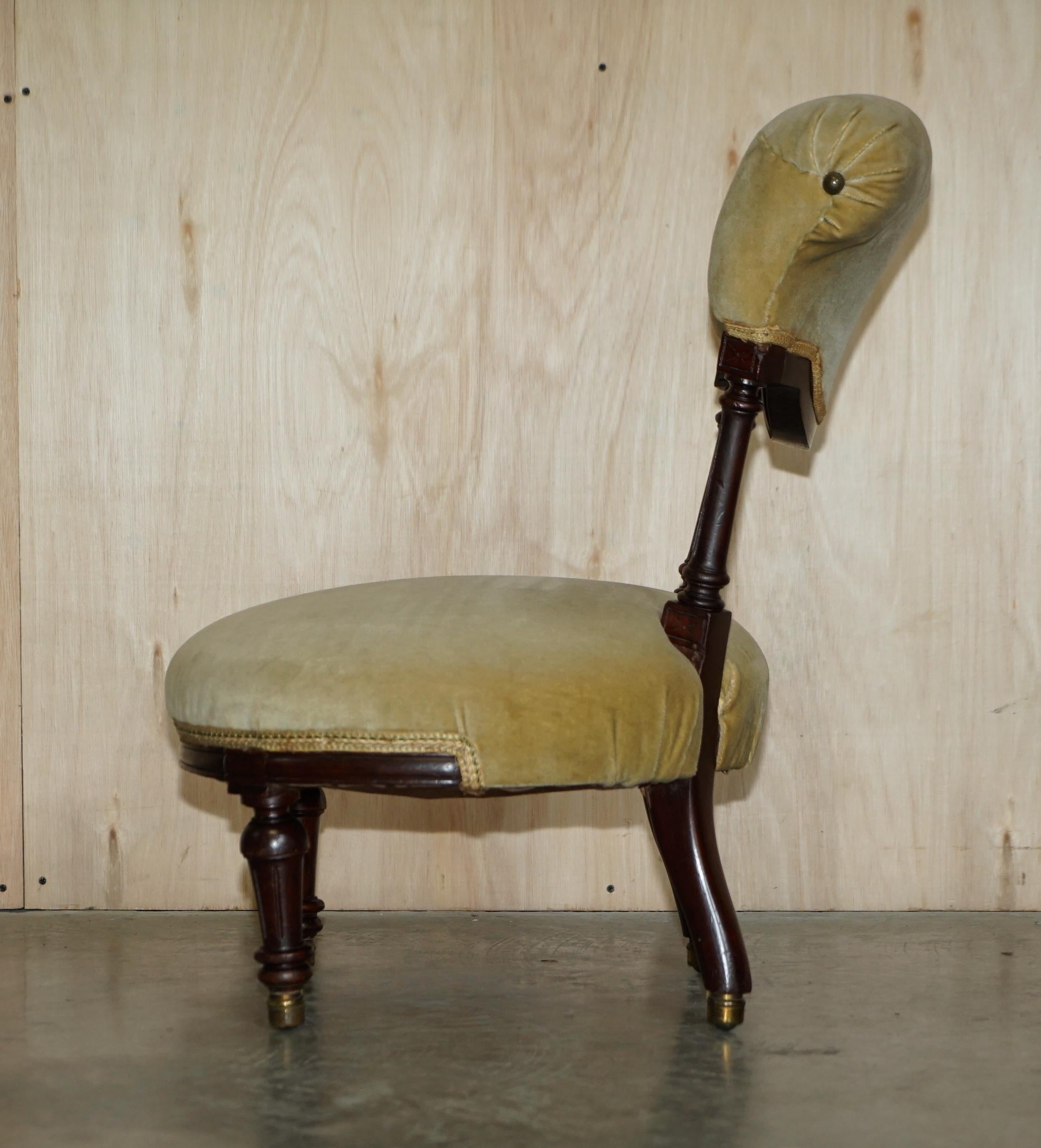 Petite chaise à bascule victorienne ancienne avec cadre en bois dur sculpté datant d'environ 1860 en vente 2