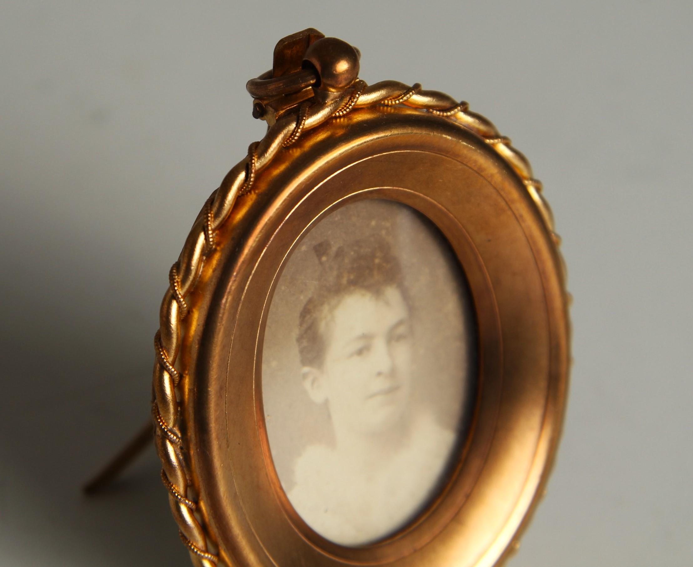 Small Antique Victorian Picture Frame, Bronze Dorée, France, 1880s, 3 x 4 cm In Good Condition For Sale In Greven, DE