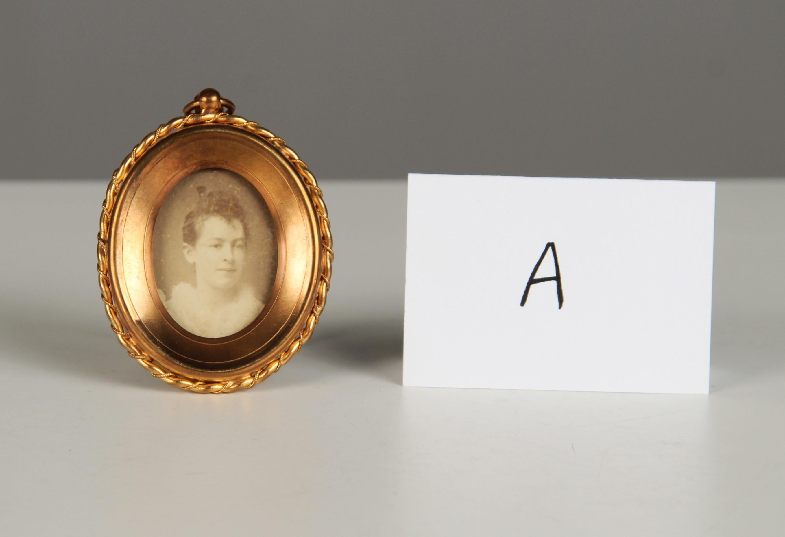 19th Century Small Antique Victorian Picture Frame, Bronze Dorée, France, 1880s, 3 x 4 cm For Sale