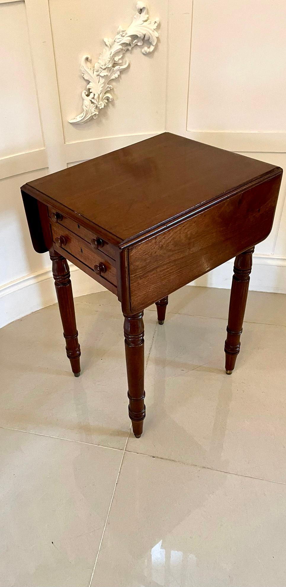 Petite table ancienne en acajou de qualité victorienne avec deux feuilles tombantes en vente 5